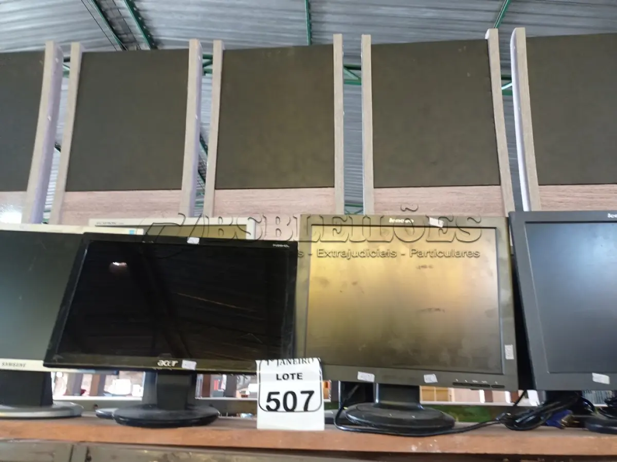 LOTE 507 - 07 MONITORES LCD MARCAS E MODELOS DIVERSOS. (NO ESTADO) ATENÇÃO! FAZER A VISITAÇÃO ANTES DE ARREMATAR, NÃO SABEMOS SE FUNCIONA. LEILÃO NÃO TEM GARANTIA E NEM DEVOLUÇÃO, SUJEITO A POSSÍVEIS AVARIAS VISÍVEIS/OCULTAS E/OU AUSÊNCIA DE COMPONENTES.