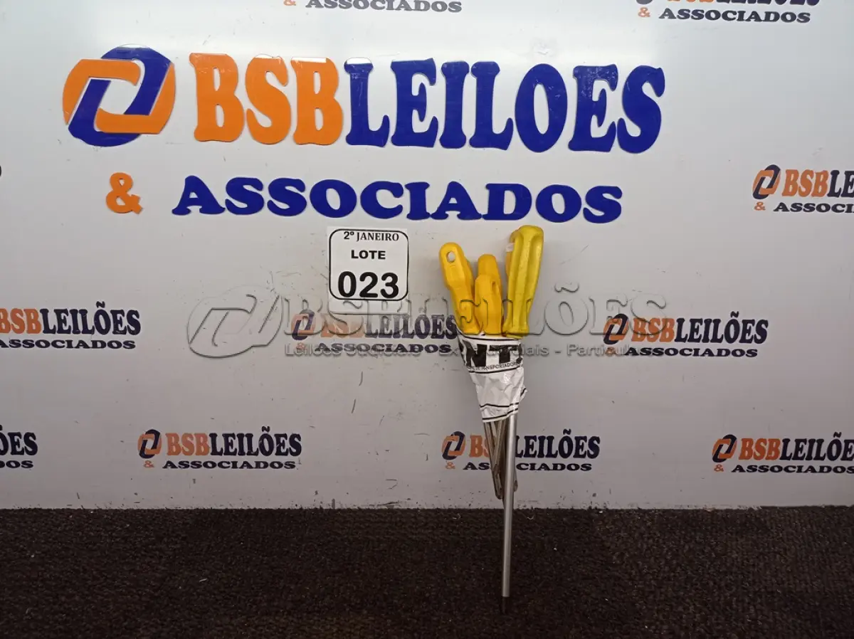 LOTE 023 - 04 CHAVES PHILIPS E 02 CHAVES DE FENDAS TAMANHOS DIVERSOS. (NO ESTADO) ATENÇÃO! FAZER A VISITAÇÃO ANTES DE ARREMATAR, NÃO SABEMOS SE FUNCIONA. LEILÃO NÃO TEM GARANTIA E NEM DEVOLUÇÃO, SUJEITO A POSSÍVEIS AVARIAS VISÍVEIS/OCULTAS E/OU AUSÊNCIA DE COMPONENTES.