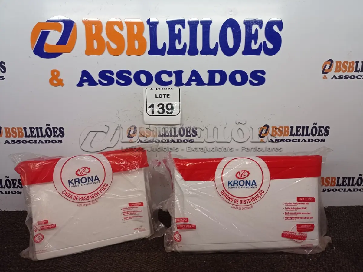 LOTE 139 - 01 CAIXA DE PASSAGEM E 01 QUADRO DE DISTRIBUIÇÃO MARCA KRONA (NOVO). (NO ESTADO) ATENÇÃO! FAZER A VISITAÇÃO ANTES DE ARREMATAR, NÃO SABEMOS SE FUNCIONA. LEILÃO NÃO TEM GARANTIA E NEM DEVOLUÇÃO, SUJEITO A POSSÍVEIS AVARIAS VISÍVEIS/OCULTAS E/OU AUSÊNCIA DE COMPONENTES.