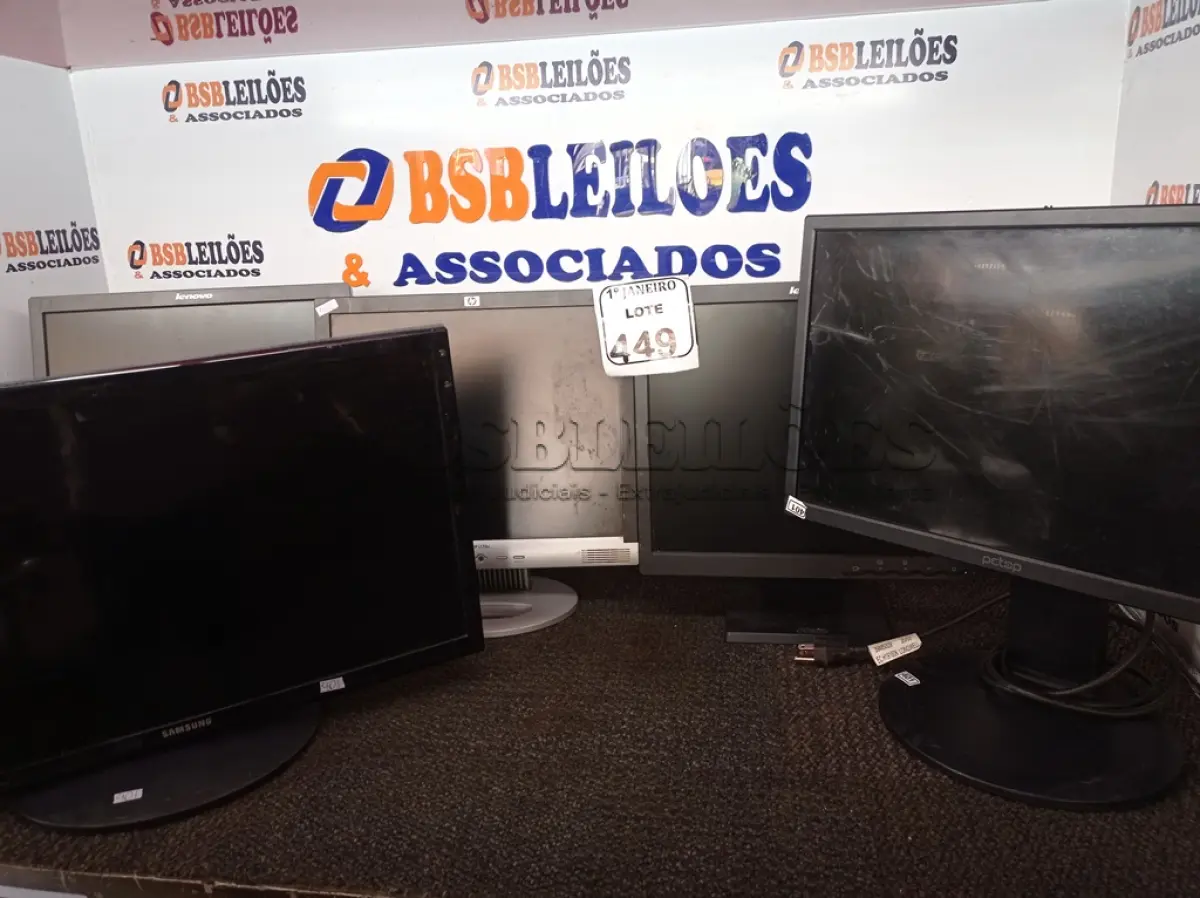 LOTE 449 - 05 MONITORES LCD MARCAS E MODELOS DIVERSOS. (NO ESTADO) ATENÇÃO! FAZER A VISITAÇÃO ANTES DE ARREMATAR, NÃO SABEMOS SE FUNCIONA. LEILÃO NÃO TEM GARANTIA E NEM DEVOLUÇÃO, SUJEITO A POSSÍVEIS AVARIAS VISÍVEIS/OCULTAS E/OU AUSÊNCIA DE COMPONENTES.