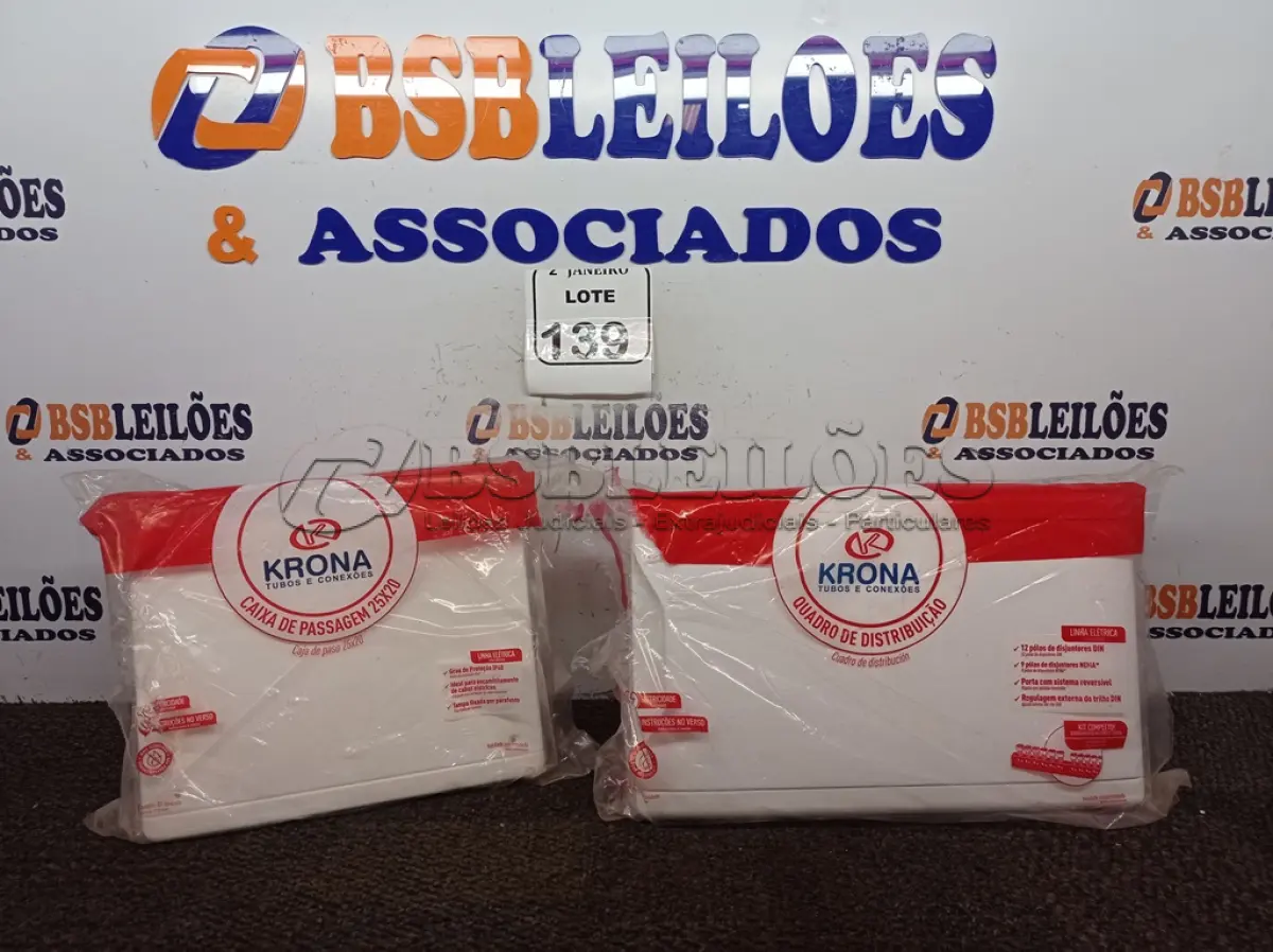 LOTE 139 - 01 CAIXA DE PASSAGEM E 01 QUADRO DE DISTRIBUIÇÃO MARCA KRONA (NOVO). (NO ESTADO) ATENÇÃO! FAZER A VISITAÇÃO ANTES DE ARREMATAR, NÃO SABEMOS SE FUNCIONA. LEILÃO NÃO TEM GARANTIA E NEM DEVOLUÇÃO, SUJEITO A POSSÍVEIS AVARIAS VISÍVEIS/OCULTAS E/OU AUSÊNCIA DE COMPONENTES.
