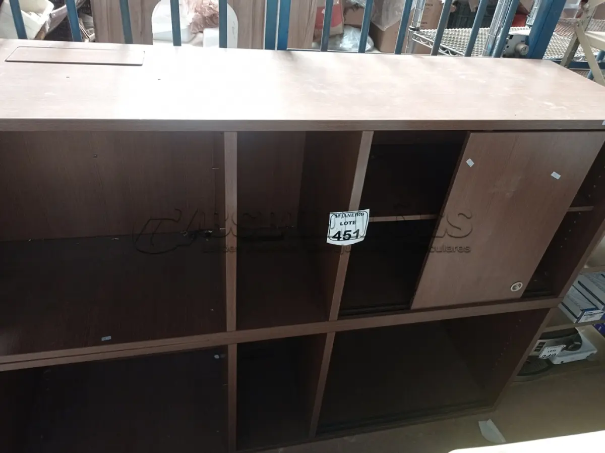 LOTE 451 - 01 ARMÁRIO BAIXO EM MADEIRA NA COR MARROM INCOMPLETO. (NO ESTADO) ATENÇÃO! FAZER A VISITAÇÃO ANTES DE ARREMATAR, NÃO SABEMOS SE FUNCIONA. LEILÃO NÃO TEM GARANTIA E NEM DEVOLUÇÃO, SUJEITO A POSSÍVEIS AVARIAS VISÍVEIS/OCULTAS E/OU AUSÊNCIA DE COMPONENTES.