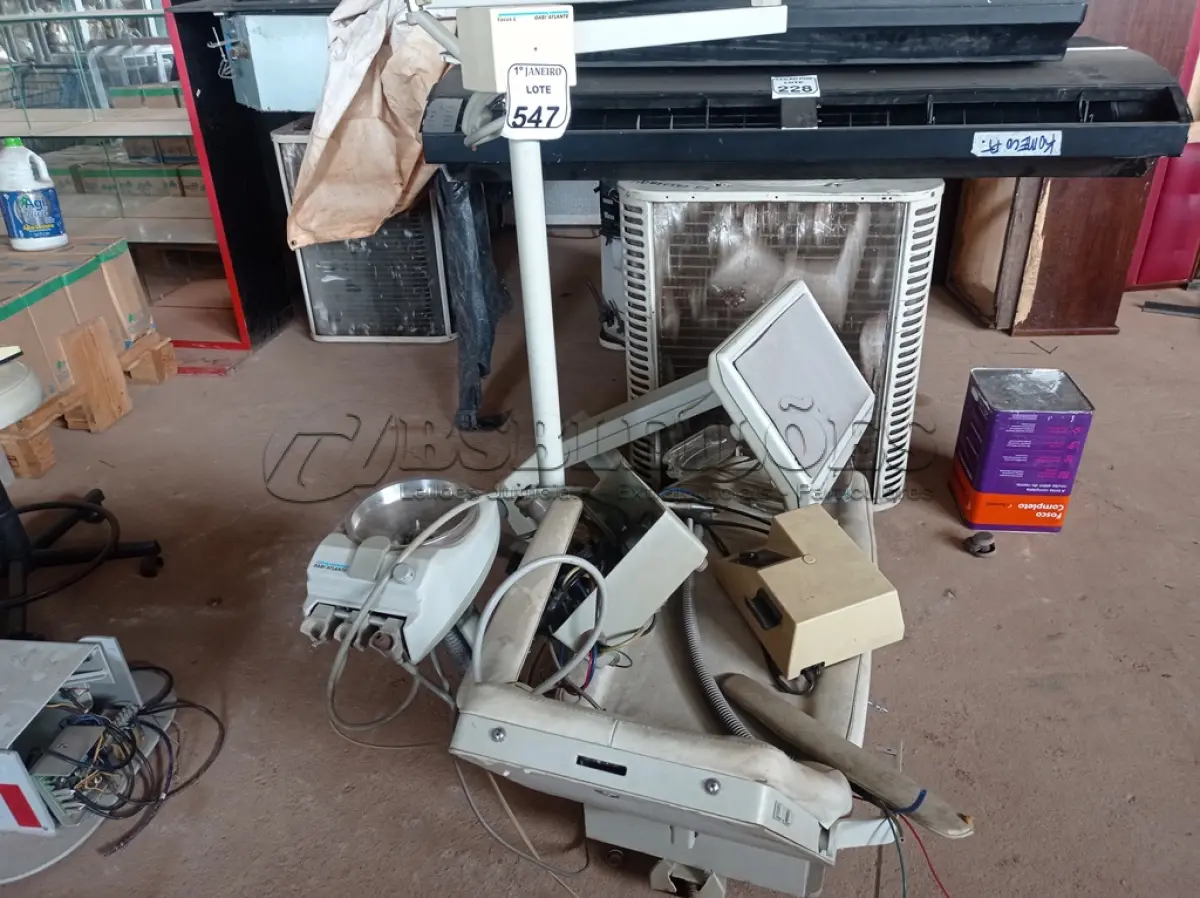 LOTE 547 - 01 CADEIRA DE DENTISTA E EQUIPAMENTOS ODONTOLÓGICOS DIVERSOS. (NO ESTADO) ATENÇÃO! FAZER A VISITAÇÃO ANTES DE ARREMATAR, NÃO SABEMOS SE FUNCIONA. LEILÃO NÃO TEM GARANTIA E NEM DEVOLUÇÃO, SUJEITO A POSSÍVEIS AVARIAS VISÍVEIS/OCULTAS E/OU AUSÊNCIA DE COMPONENTES.