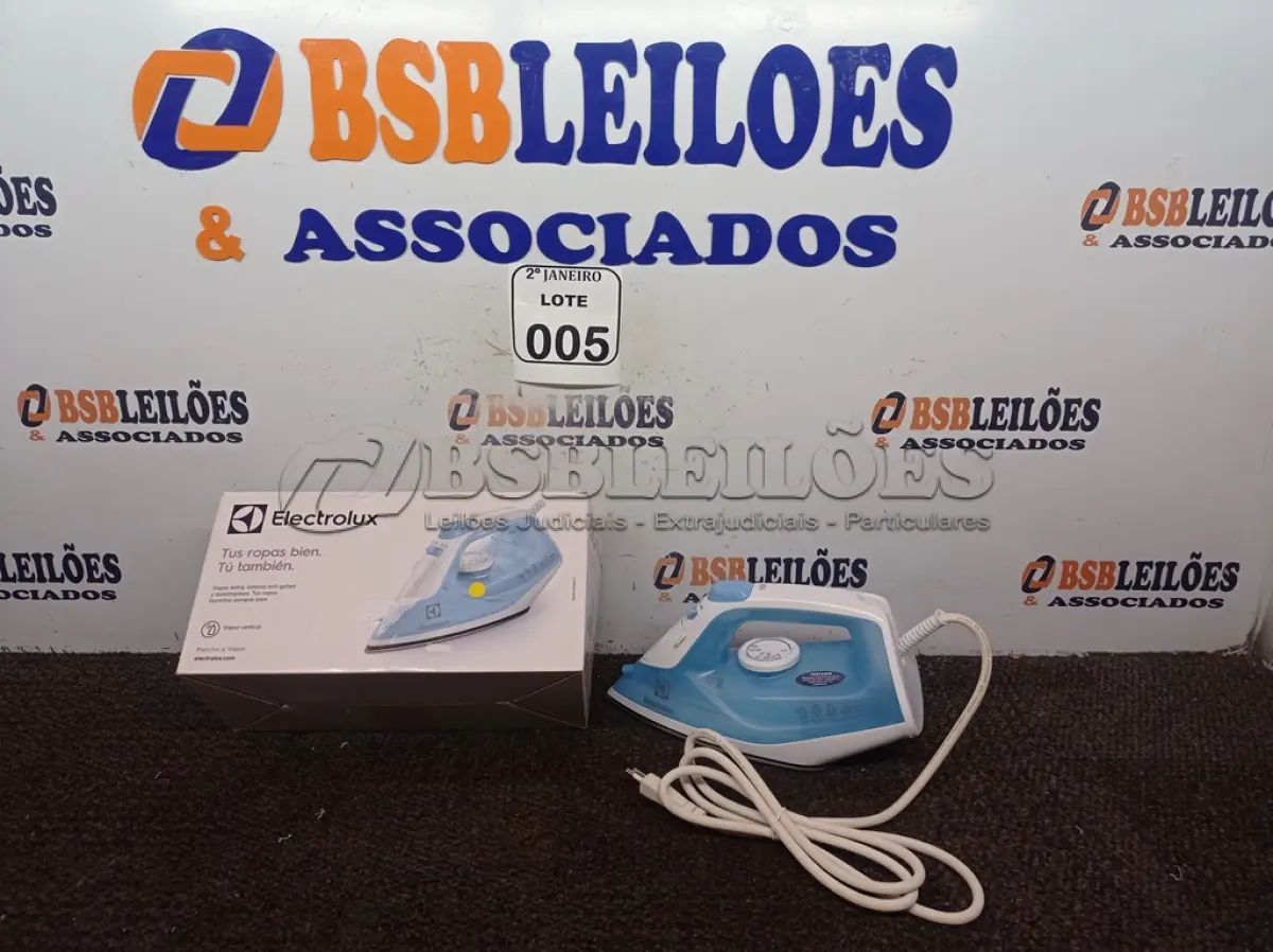 LOTE 005 - 01 FERRO A VAPOR DE PASSAR ROUPAS ELECTROLUX COR BRANCA C/ AZUL (NOVO). (NO ESTADO) ATENÇÃO! FAZER A VISITAÇÃO ANTES DE ARREMATAR, NÃO SABEMOS SE FUNCIONA. LEILÃO NÃO TEM GARANTIA E NEM DEVOLUÇÃO, SUJEITO A POSSÍVEIS AVARIAS VISÍVEIS/OCULTAS E/OU AUSÊNCIA DE COMPONENTES.