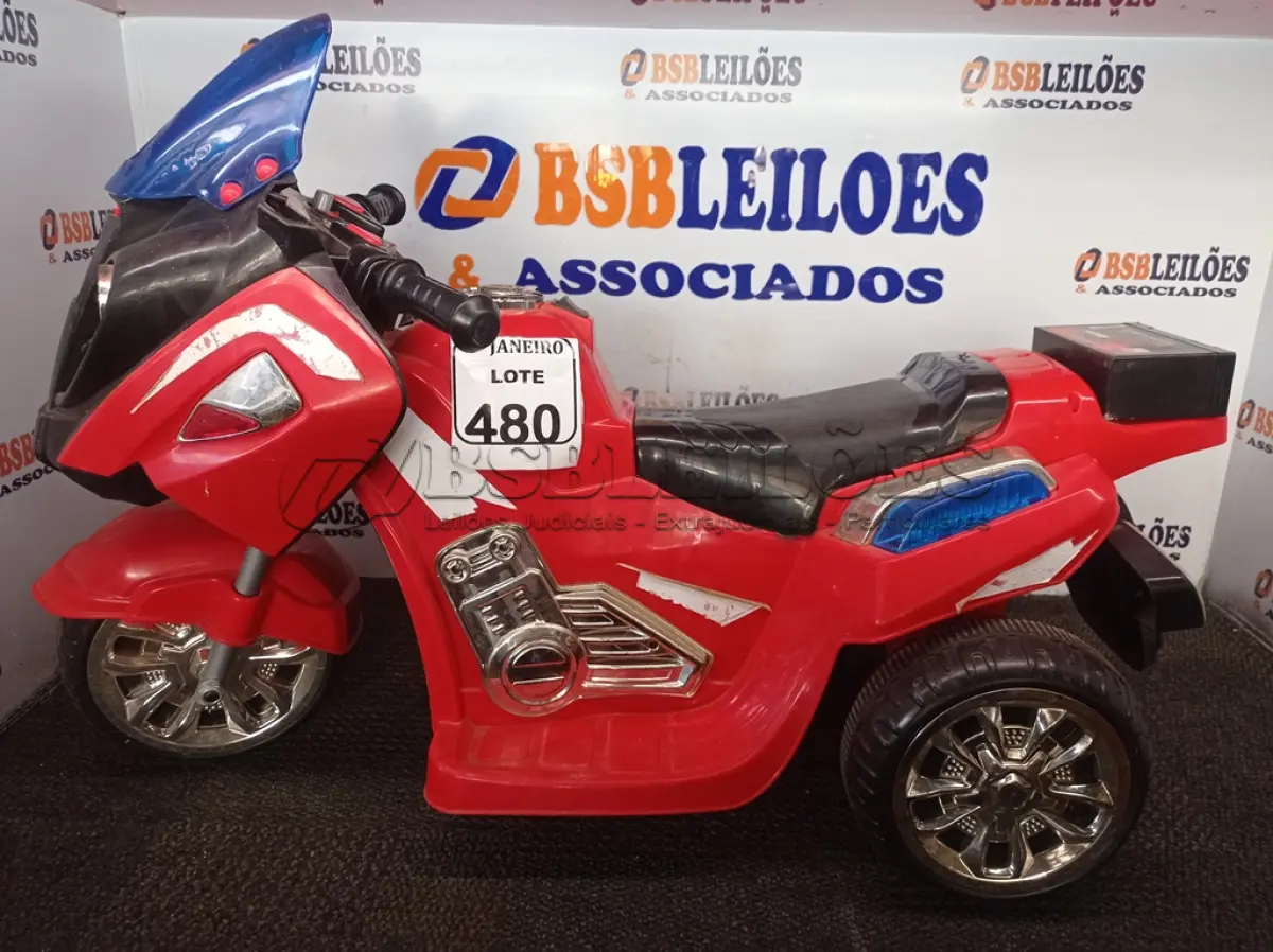 LOTE 480 - 01 TRICICLO INFANTIL ELÉTRICO. (NO ESTADO) ATENÇÃO! FAZER A VISITAÇÃO ANTES DE ARREMATAR, NÃO SABEMOS SE FUNCIONA. LEILÃO NÃO TEM GARANTIA E NEM DEVOLUÇÃO, SUJEITO A POSSÍVEIS AVARIAS VISÍVEIS/OCULTAS E/OU AUSÊNCIA DE COMPONENTES.