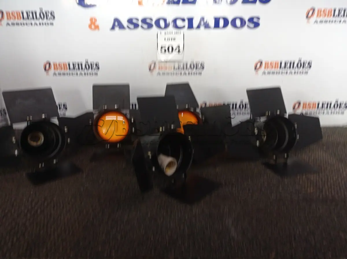 LOTE 504 - 05 LUMINÁRIAS REFLETORAS. (NO ESTADO) ATENÇÃO! FAZER A VISITAÇÃO ANTES DE ARREMATAR, NÃO SABEMOS SE FUNCIONA. LEILÃO NÃO TEM GARANTIA E NEM DEVOLUÇÃO, SUJEITO A POSSÍVEIS AVARIAS VISÍVEIS/OCULTAS E/OU AUSÊNCIA DE COMPONENTES.