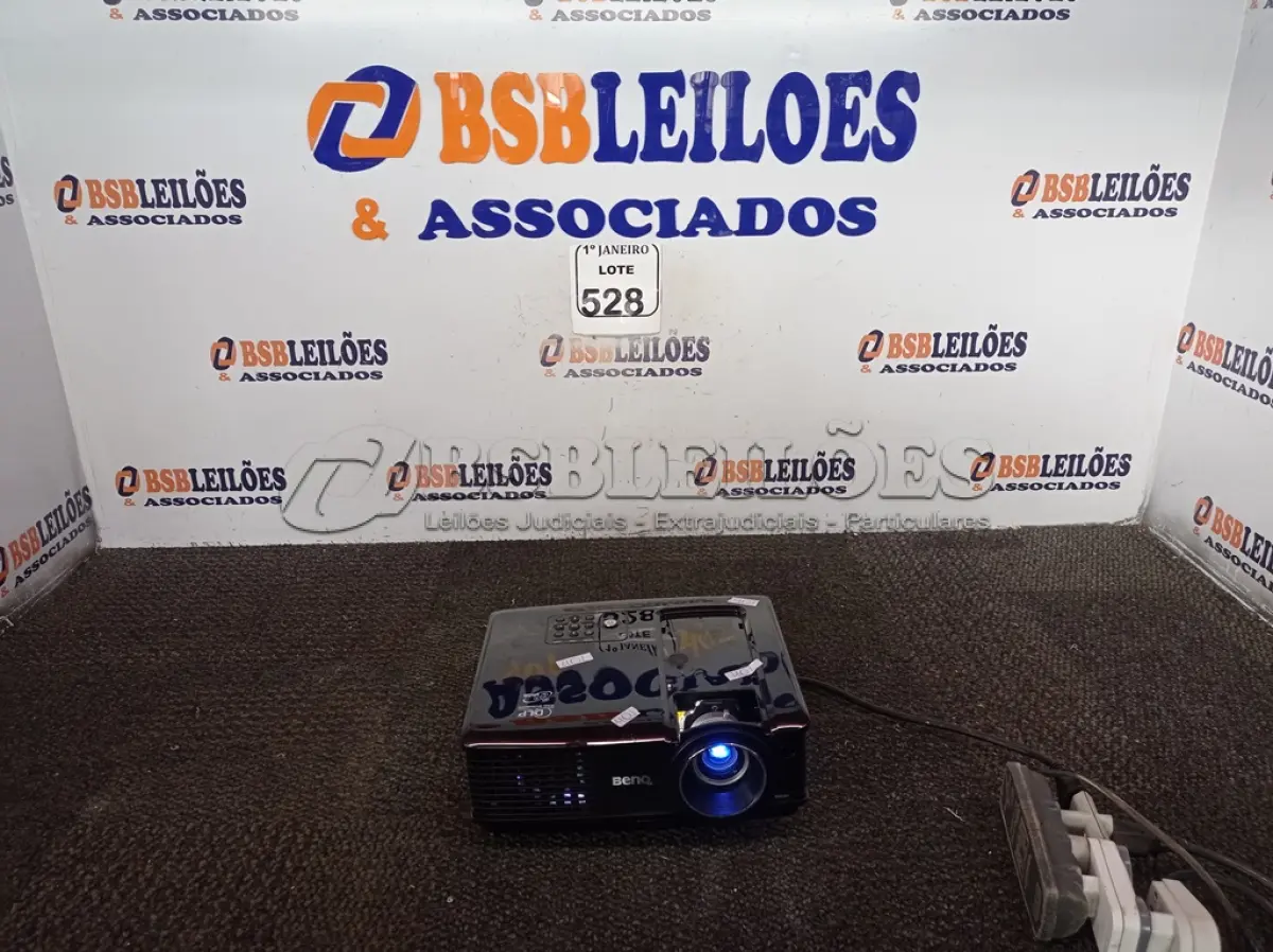LOTE 528 - 01 PROJETOR MULTIMÍDIA BENQ. (NO ESTADO) ATENÇÃO! FAZER A VISITAÇÃO ANTES DE ARREMATAR, NÃO SABEMOS SE FUNCIONA. LEILÃO NÃO TEM GARANTIA E NEM DEVOLUÇÃO, SUJEITO A POSSÍVEIS AVARIAS VISÍVEIS/OCULTAS E/OU AUSÊNCIA DE COMPONENTES.