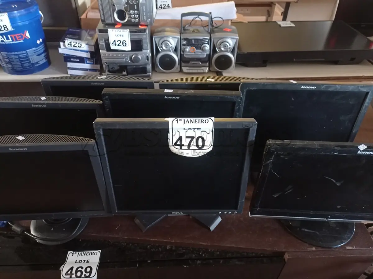 LOTE 470 - 08 MONITORES LCD MARCAS E MODELOS DIVERSOS. (NO ESTADO) ATENÇÃO! FAZER A VISITAÇÃO ANTES DE ARREMATAR, NÃO SABEMOS SE FUNCIONA. LEILÃO NÃO TEM GARANTIA E NEM DEVOLUÇÃO, SUJEITO A POSSÍVEIS AVARIAS VISÍVEIS/OCULTAS E/OU AUSÊNCIA DE COMPONENTES.