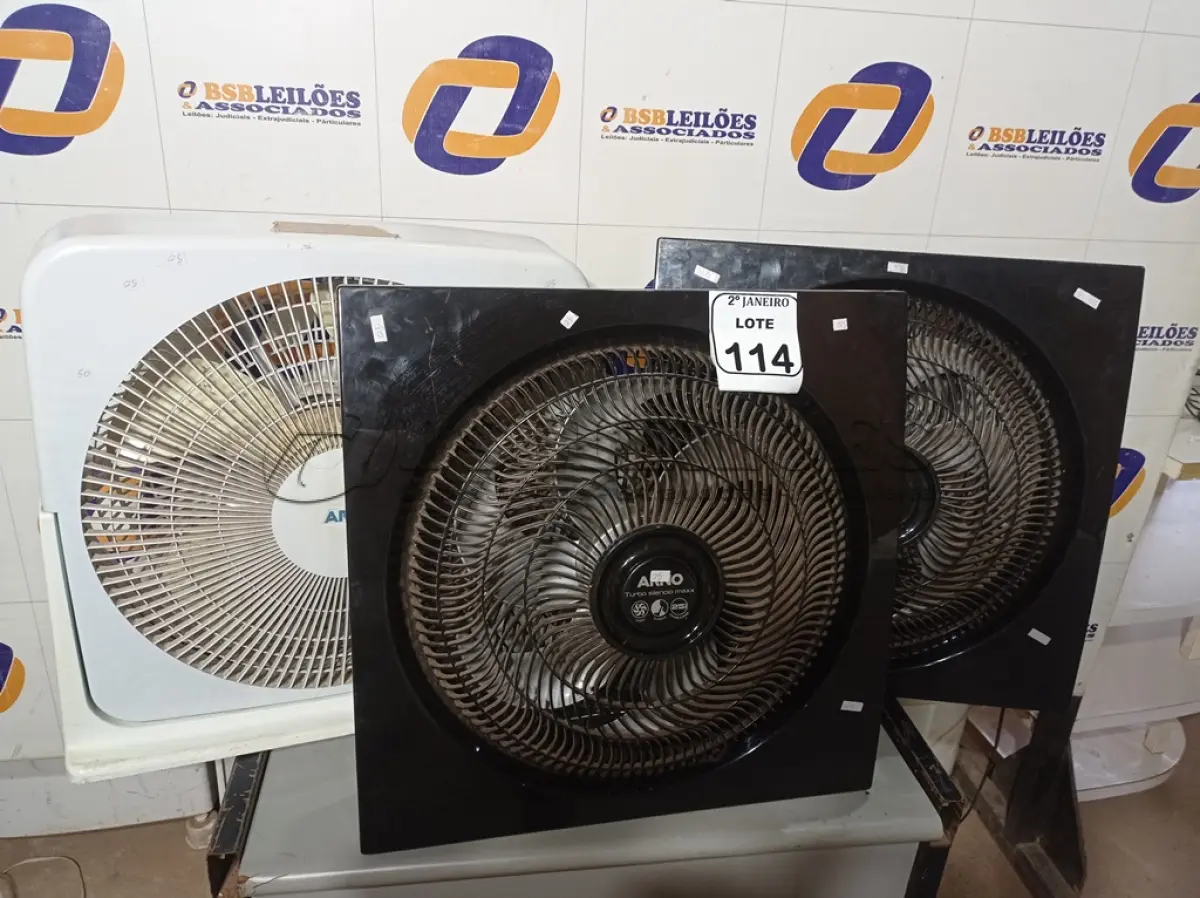 LOTE 114 - 03 VENTILADORES MARCAS E MODELOS DIVERSOS. (NO ESTADO) ATENÇÃO! FAZER A VISITAÇÃO ANTES DE ARREMATAR, NÃO SABEMOS SE FUNCIONA. LEILÃO NÃO TEM GARANTIA E NEM DEVOLUÇÃO, SUJEITO A POSSÍVEIS AVARIAS VISÍVEIS/OCULTAS E/OU AUSÊNCIA DE COMPONENTES.