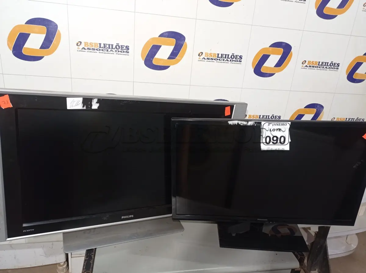 LOTE 090 - 02 TV'S  32” MARCAS PHILIPS  E PANASONIC. (NO ESTADO) ATENÇÃO! FAZER A VISITAÇÃO ANTES DE ARREMATAR, NÃO SABEMOS SE FUNCIONA. LEILÃO NÃO TEM GARANTIA E NEM DEVOLUÇÃO, SUJEITO A POSSÍVEIS AVARIAS VISÍVEIS/OCULTAS E/OU AUSÊNCIA DE COMPONENTES.