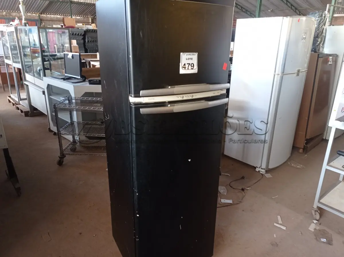 LOTE 479 - 01 GELADEIRA 220V MARCA BRASTEMP. (NO ESTADO) ATENÇÃO! FAZER A VISITAÇÃO ANTES DE ARREMATAR, NÃO SABEMOS SE FUNCIONA. LEILÃO NÃO TEM GARANTIA E NEM DEVOLUÇÃO, SUJEITO A POSSÍVEIS AVARIAS VISÍVEIS/OCULTAS E/OU AUSÊNCIA DE COMPONENTES.