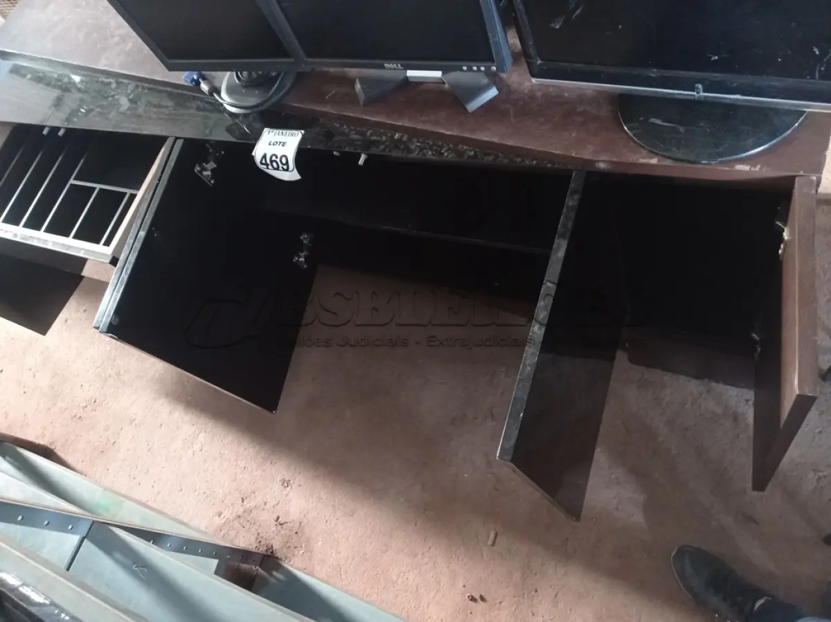 LOTE 469 - 01 ARMÁRIO BAIXO NA COR MARROM EM MADEIRA C/05 PORTAS. (NO ESTADO) ATENÇÃO! FAZER A VISITAÇÃO ANTES DE ARREMATAR, NÃO SABEMOS SE FUNCIONA. LEILÃO NÃO TEM GARANTIA E NEM DEVOLUÇÃO, SUJEITO A POSSÍVEIS AVARIAS VISÍVEIS/OCULTAS E/OU AUSÊNCIA DE COMPONENTES.