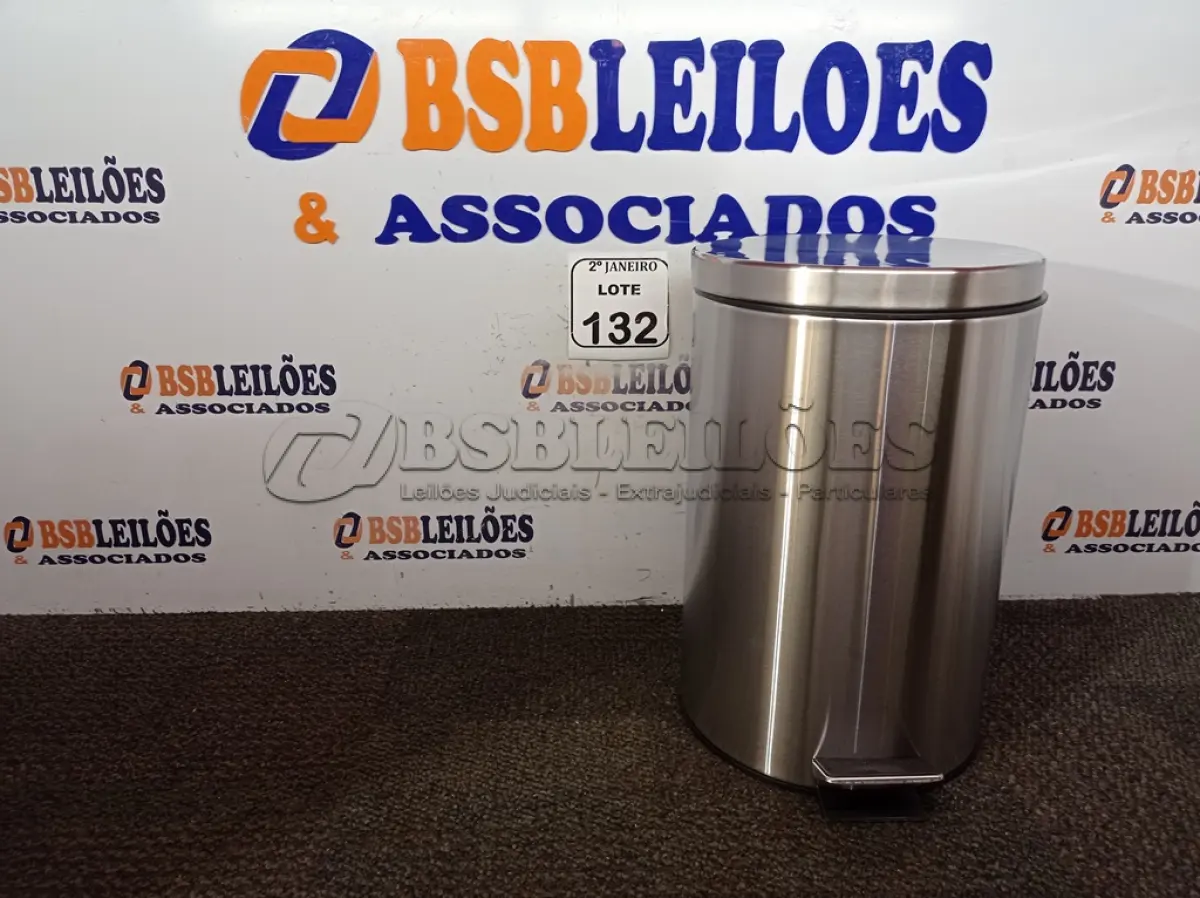 LOTE 132 - 01 LIXEIRA INOX COM PEDAL CAPACIDADE 12L. (NOVA) (NO ESTADO) ATENÇÃO! FAZER A VISITAÇÃO ANTES DE ARREMATAR, NÃO SABEMOS SE FUNCIONA. LEILÃO NÃO TEM GARANTIA E NEM DEVOLUÇÃO, SUJEITO A POSSÍVEIS AVARIAS VISÍVEIS/OCULTAS E/OU AUSÊNCIA DE COMPONENTES.