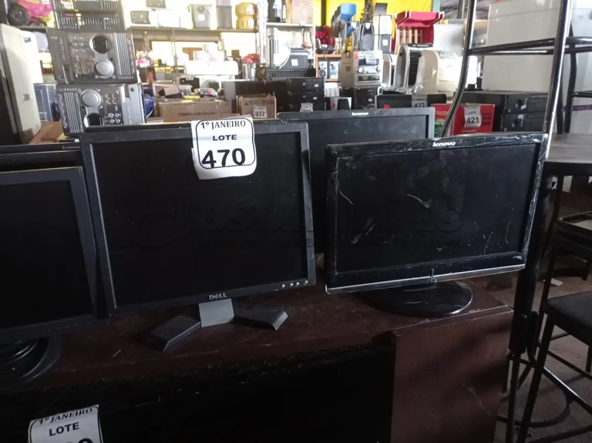 LOTE 470 - 08 MONITORES LCD MARCAS E MODELOS DIVERSOS. (NO ESTADO) ATENÇÃO! FAZER A VISITAÇÃO ANTES DE ARREMATAR, NÃO SABEMOS SE FUNCIONA. LEILÃO NÃO TEM GARANTIA E NEM DEVOLUÇÃO, SUJEITO A POSSÍVEIS AVARIAS VISÍVEIS/OCULTAS E/OU AUSÊNCIA DE COMPONENTES.