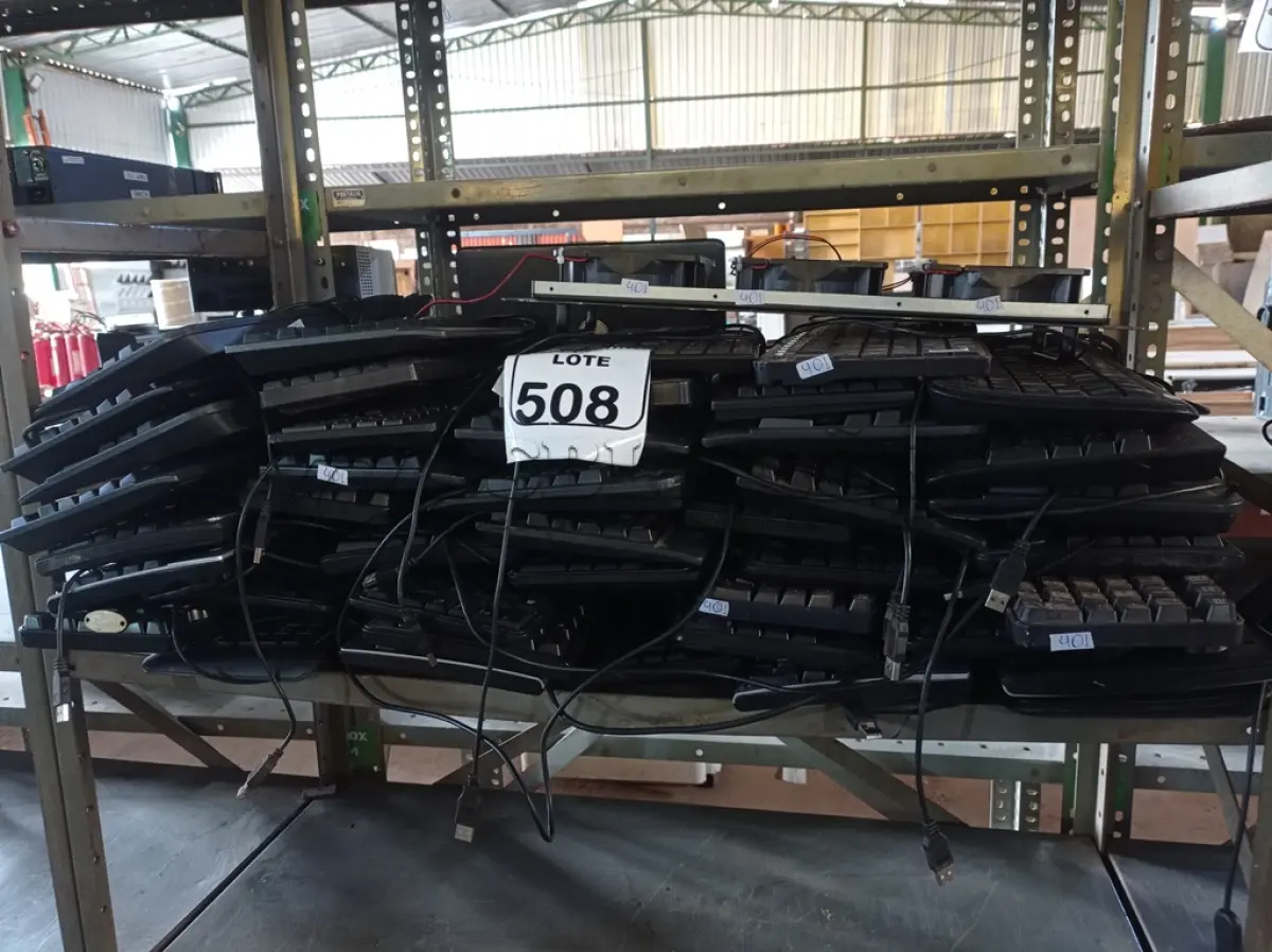 LOTE 508 - 01 LOTE C/GRANDE QUANTIDADE DE TECLADOS MARCASSE MODELOS DIVERSOS E 03 COOLERS. (NO ESTADO) ATENÇÃO! FAZER A VISITAÇÃO ANTES DE ARREMATAR, NÃO SABEMOS SE FUNCIONA. LEILÃO NÃO TEM GARANTIA E NEM DEVOLUÇÃO, SUJEITO A POSSÍVEIS AVARIAS VISÍVEIS/OCULTAS E/OU AUSÊNCIA DE COMPONENTES.