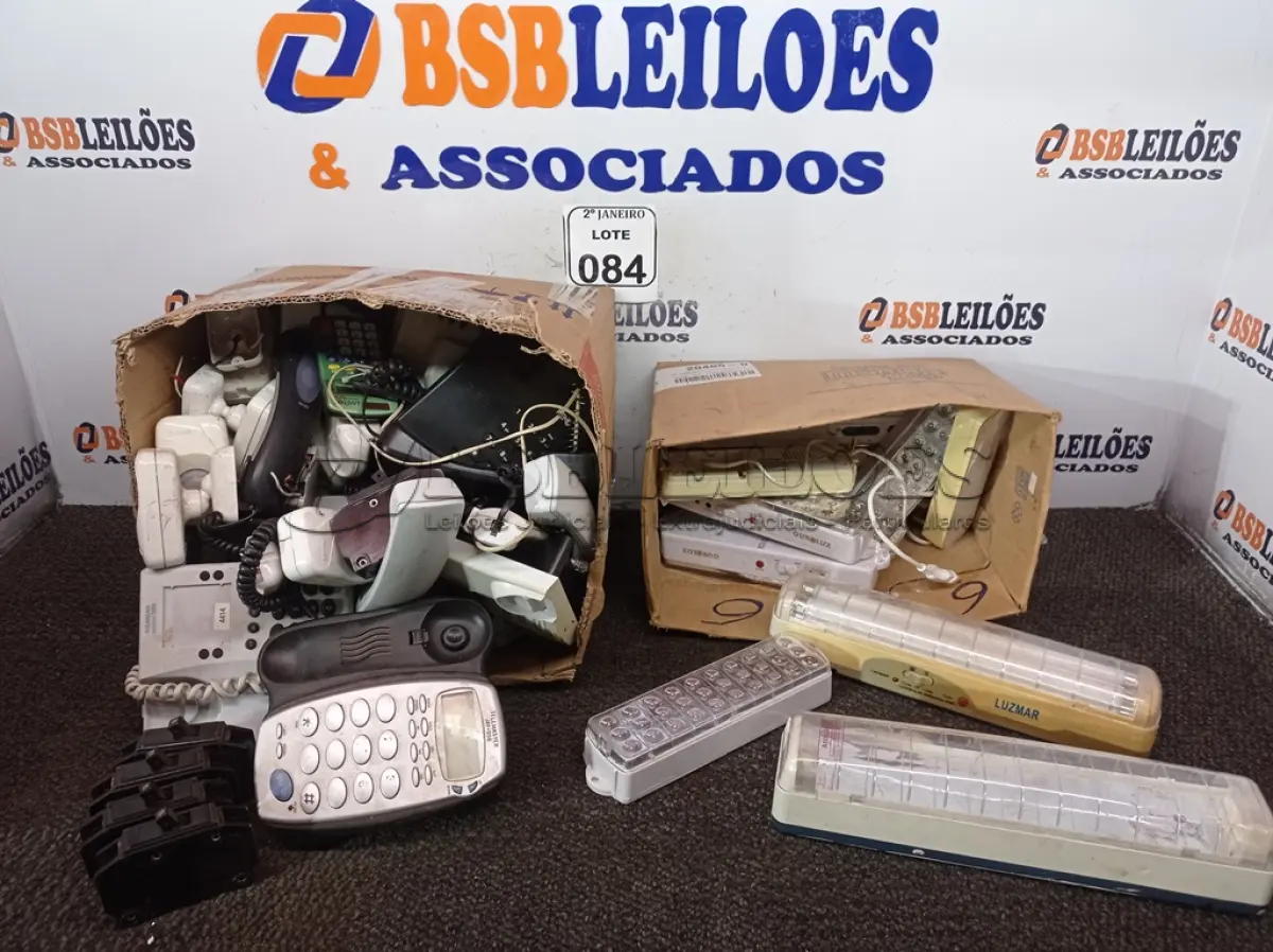LOTE 084 - 01 LOTE C/VÁRIOS APARELHOS TELEFÔNICOS, LUMINÁRIAS DE EMERGÊNCIA E MATERIAIS DIVERSOS. (NO ESTADO) ATENÇÃO! FAZER A VISITAÇÃO ANTES DE ARREMATAR, NÃO SABEMOS SE FUNCIONA. LEILÃO NÃO TEM GARANTIA E NEM DEVOLUÇÃO, SUJEITO A POSSÍVEIS AVARIAS VISÍVEIS/OCULTAS E/OU AUSÊNCIA DE COMPONENTES.