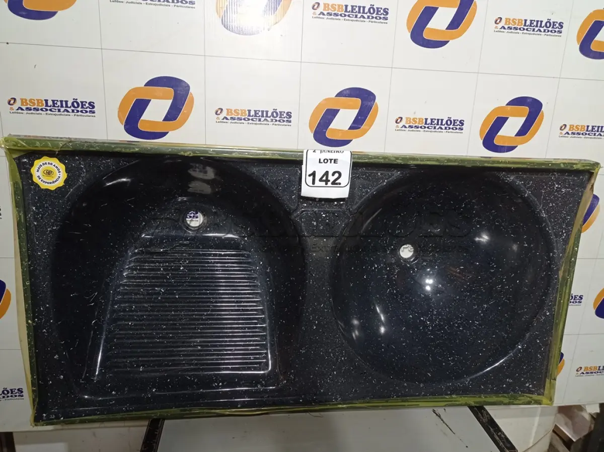 LOTE 142 - 01 TANQUE DE FIBRA 124CM X 62CM. (NO ESTADO) ATENÇÃO! FAZER A VISITAÇÃO ANTES DE ARREMATAR, NÃO SABEMOS SE FUNCIONA. LEILÃO NÃO TEM GARANTIA E NEM DEVOLUÇÃO, SUJEITO A POSSÍVEIS AVARIAS VISÍVEIS/OCULTAS E/OU AUSÊNCIA DE COMPONENTES.