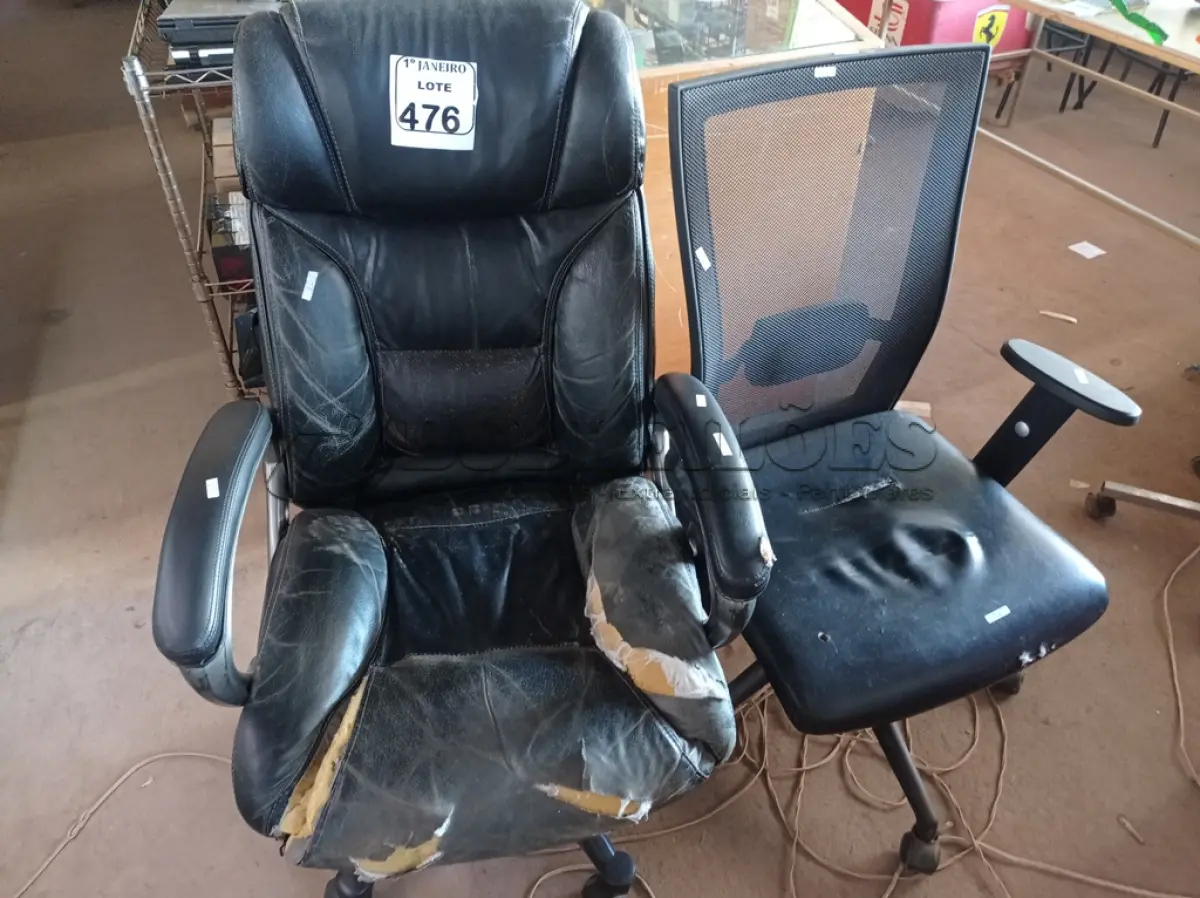 LOTE 476 - 02 CADEIRAS P/ESCRITÓRIO NA COR PRETA C/AVARIAS. (NO ESTADO) ATENÇÃO! FAZER A VISITAÇÃO ANTES DE ARREMATAR, NÃO SABEMOS SE FUNCIONA. LEILÃO NÃO TEM GARANTIA E NEM DEVOLUÇÃO, SUJEITO A POSSÍVEIS AVARIAS VISÍVEIS/OCULTAS E/OU AUSÊNCIA DE COMPONENTES.