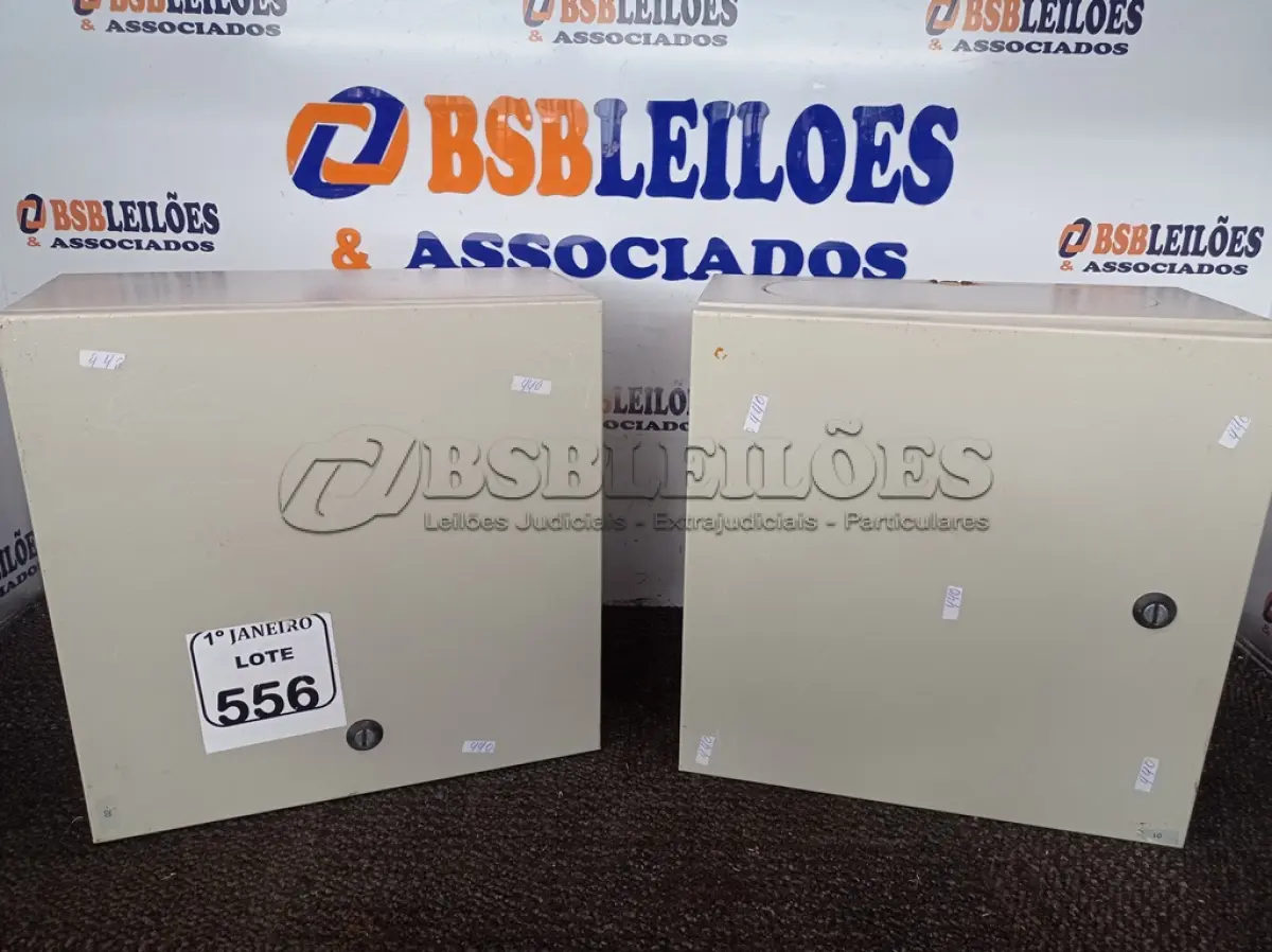 LOTE 556 - 02 QUADROS DE DISTRIBUIÇÃO ELÉTRICA DE FERRO. (NO ESTADO) ATENÇÃO! FAZER A VISITAÇÃO ANTES DE ARREMATAR, NÃO SABEMOS SE FUNCIONA. LEILÃO NÃO TEM GARANTIA E NEM DEVOLUÇÃO, SUJEITO A POSSÍVEIS AVARIAS VISÍVEIS/OCULTAS E/OU AUSÊNCIA DE COMPONENTES.