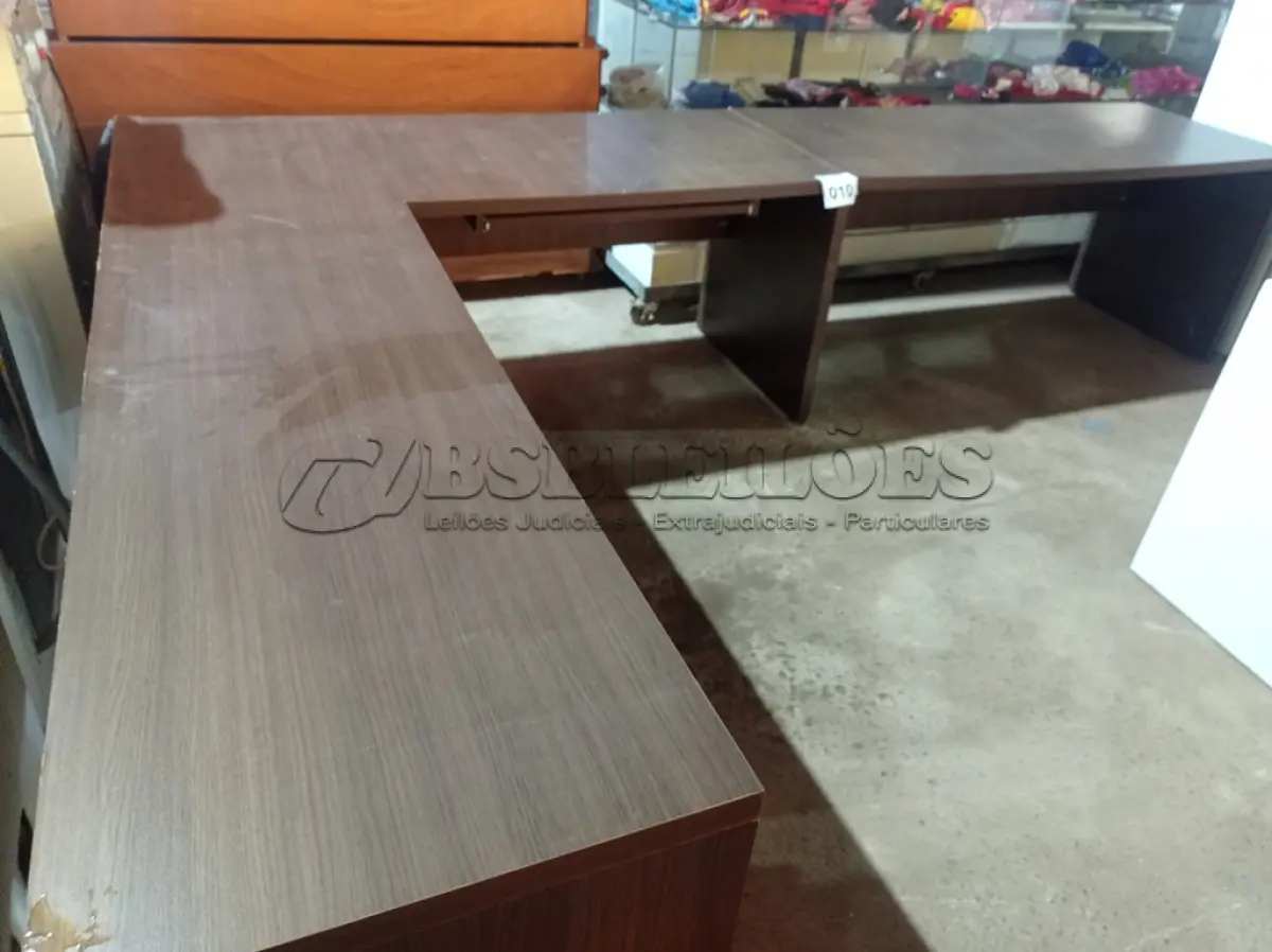 LOTE 010 - 01 MESA EM L DE CANTO EM MADEIRA. (NO ESTADO) ATENÇÃO! FAZER A VISITAÇÃO ANTES DE ARREMATAR, NÃO SABEMOS SE FUNCIONA. LEILÃO NÃO TEM GARANTIA E NEM DEVOLUÇÃO, SUJEITO A POSSÍVEIS AVARIAS VISÍVEIS/OCULTAS E/OU AUSÊNCIA DE COMPONENTES.