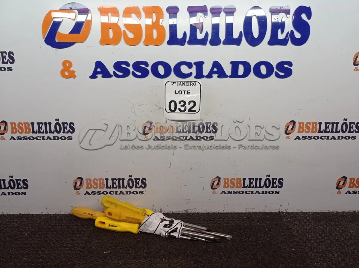 LOTE 032 - 06 CHAVES PHILIPS TAMANHOS DIVERSOS. (NO ESTADO) ATENÇÃO! FAZER A VISITAÇÃO ANTES DE ARREMATAR, NÃO SABEMOS SE FUNCIONA. LEILÃO NÃO TEM GARANTIA E NEM DEVOLUÇÃO, SUJEITO A POSSÍVEIS AVARIAS VISÍVEIS/OCULTAS E/OU AUSÊNCIA DE COMPONENTES.