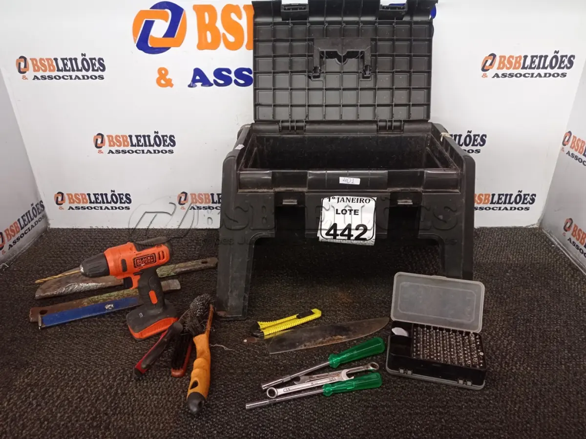 LOTE 442 - 01 CAIXA DE FERRAMENTAS COM 01 PARAFUSADEIRA MARCA BLACK DECKER E FERRAMENTAS DIVERSAS. (NO ESTADO) ATENÇÃO! FAZER A VISITAÇÃO ANTES DE ARREMATAR, NÃO SABEMOS SE FUNCIONA. LEILÃO NÃO TEM GARANTIA E NEM DEVOLUÇÃO, SUJEITO A POSSÍVEIS AVARIAS VISÍVEIS/OCULTAS E/OU AUSÊNCIA DE COMPONENTES.