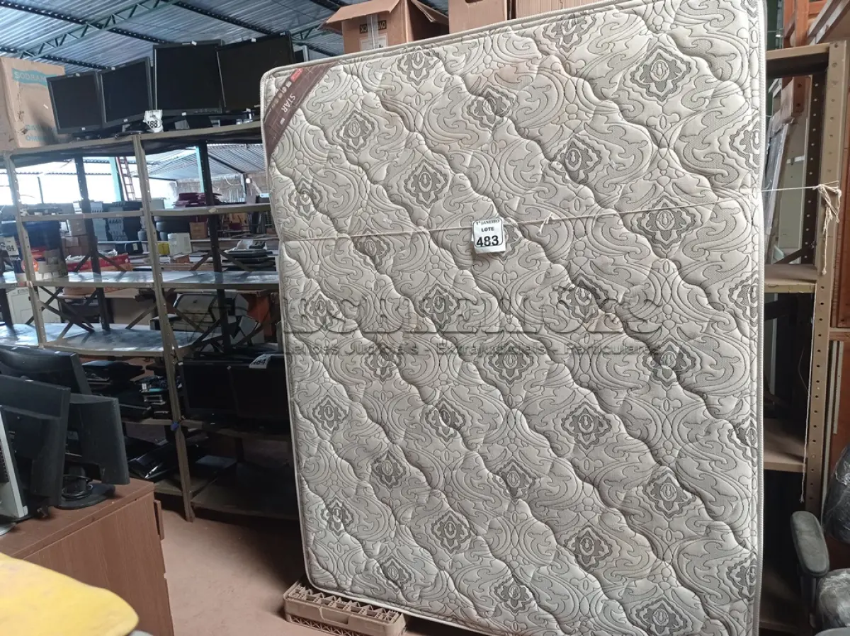 LOTE 483 - 01 COLCHÃO DE CASAL MARCA ORTOBOM. (NO ESTADO) ATENÇÃO! FAZER A VISITAÇÃO ANTES DE ARREMATAR, NÃO SABEMOS SE FUNCIONA. LEILÃO NÃO TEM GARANTIA E NEM DEVOLUÇÃO, SUJEITO A POSSÍVEIS AVARIAS VISÍVEIS/OCULTAS E/OU AUSÊNCIA DE COMPONENTES.