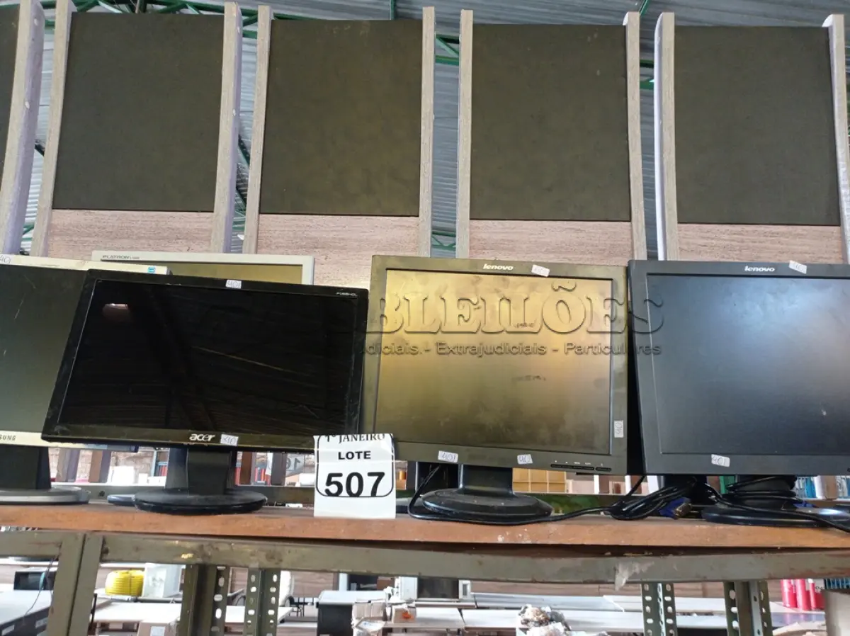 LOTE 507 - 07 MONITORES LCD MARCAS E MODELOS DIVERSOS. (NO ESTADO) ATENÇÃO! FAZER A VISITAÇÃO ANTES DE ARREMATAR, NÃO SABEMOS SE FUNCIONA. LEILÃO NÃO TEM GARANTIA E NEM DEVOLUÇÃO, SUJEITO A POSSÍVEIS AVARIAS VISÍVEIS/OCULTAS E/OU AUSÊNCIA DE COMPONENTES.