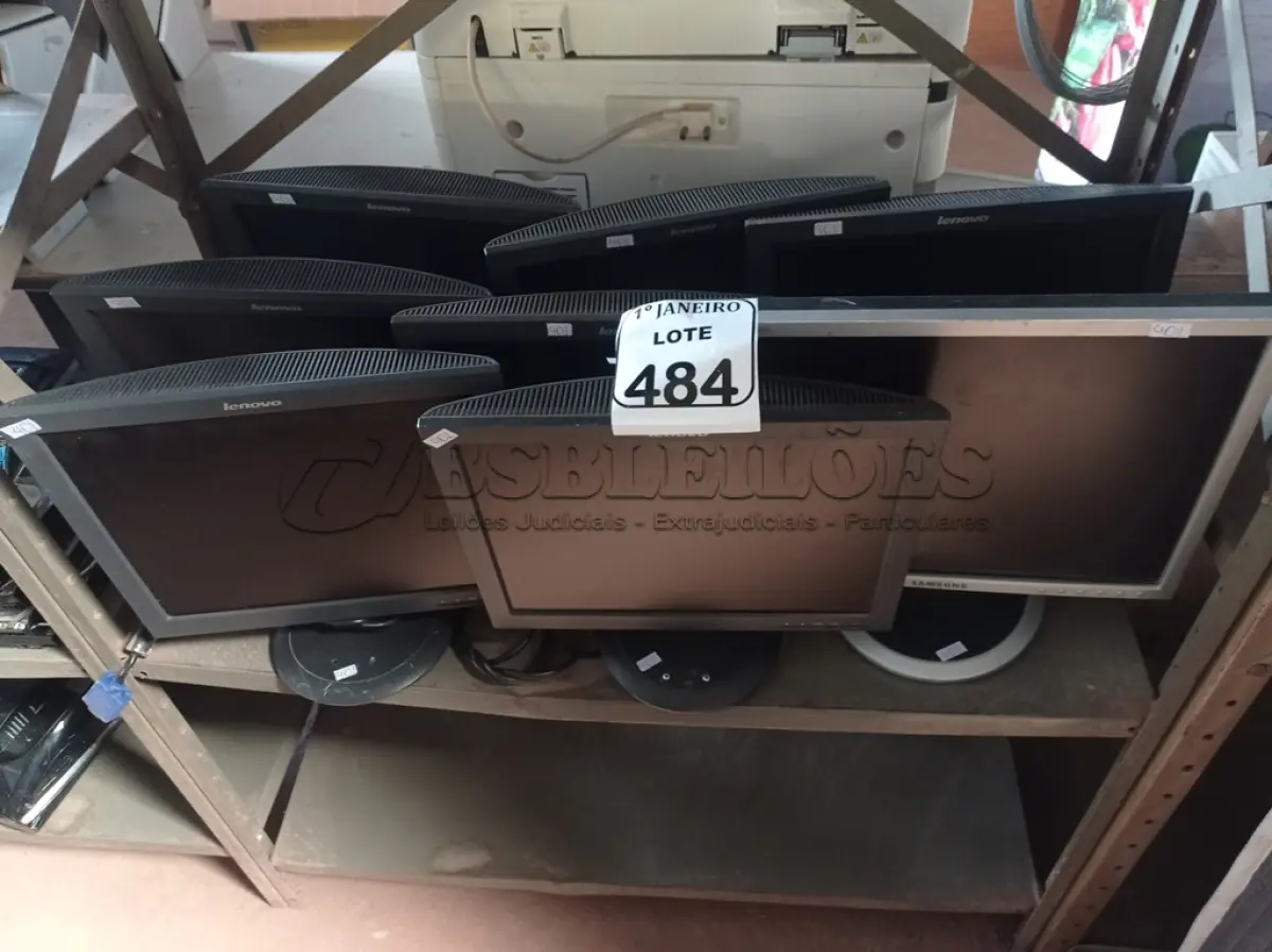 LOTE 484 - 08 MONITORES LCD MARCAS E MODELOS DIVERSOS. (NO ESTADO) ATENÇÃO! FAZER A VISITAÇÃO ANTES DE ARREMATAR, NÃO SABEMOS SE FUNCIONA. LEILÃO NÃO TEM GARANTIA E NEM DEVOLUÇÃO, SUJEITO A POSSÍVEIS AVARIAS VISÍVEIS/OCULTAS E/OU AUSÊNCIA DE COMPONENTES.