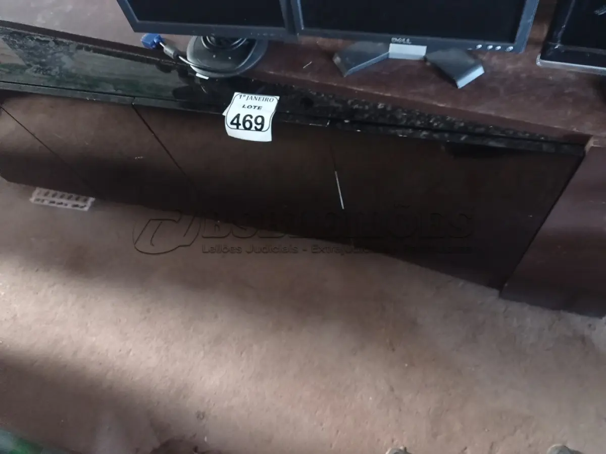 LOTE 469 - 01 ARMÁRIO BAIXO NA COR MARROM EM MADEIRA C/05 PORTAS. (NO ESTADO) ATENÇÃO! FAZER A VISITAÇÃO ANTES DE ARREMATAR, NÃO SABEMOS SE FUNCIONA. LEILÃO NÃO TEM GARANTIA E NEM DEVOLUÇÃO, SUJEITO A POSSÍVEIS AVARIAS VISÍVEIS/OCULTAS E/OU AUSÊNCIA DE COMPONENTES.
