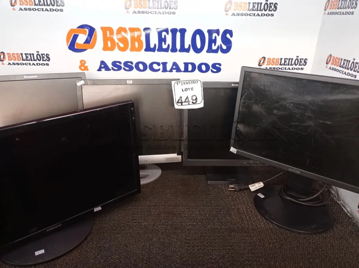 LOTE 449 - 05 MONITORES LCD MARCAS E MODELOS DIVERSOS. (NO ESTADO) ATENÇÃO! FAZER A VISITAÇÃO ANTES DE ARREMATAR, NÃO SABEMOS SE FUNCIONA. LEILÃO NÃO TEM GARANTIA E NEM DEVOLUÇÃO, SUJEITO A POSSÍVEIS AVARIAS VISÍVEIS/OCULTAS E/OU AUSÊNCIA DE COMPONENTES.
