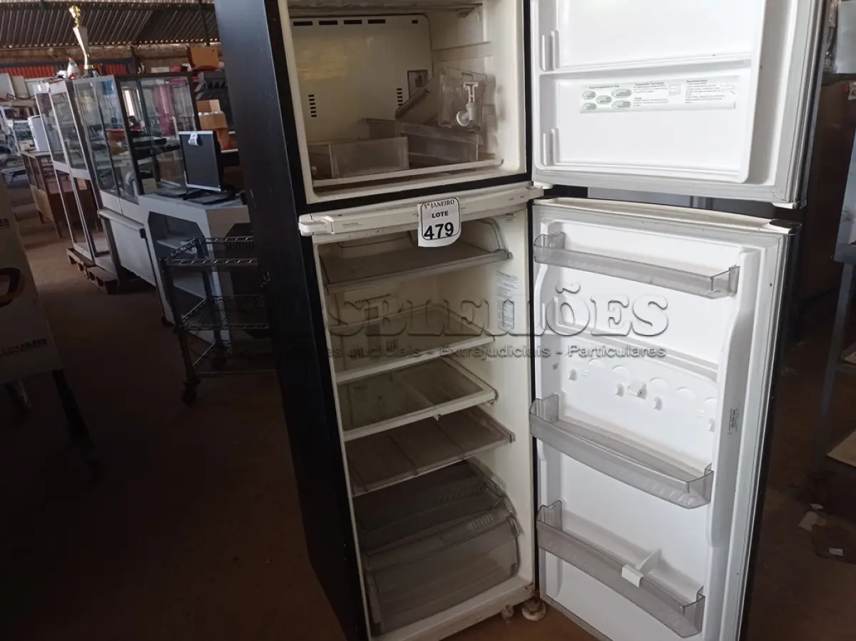 LOTE 479 - 01 GELADEIRA 220V MARCA BRASTEMP. (NO ESTADO) ATENÇÃO! FAZER A VISITAÇÃO ANTES DE ARREMATAR, NÃO SABEMOS SE FUNCIONA. LEILÃO NÃO TEM GARANTIA E NEM DEVOLUÇÃO, SUJEITO A POSSÍVEIS AVARIAS VISÍVEIS/OCULTAS E/OU AUSÊNCIA DE COMPONENTES.