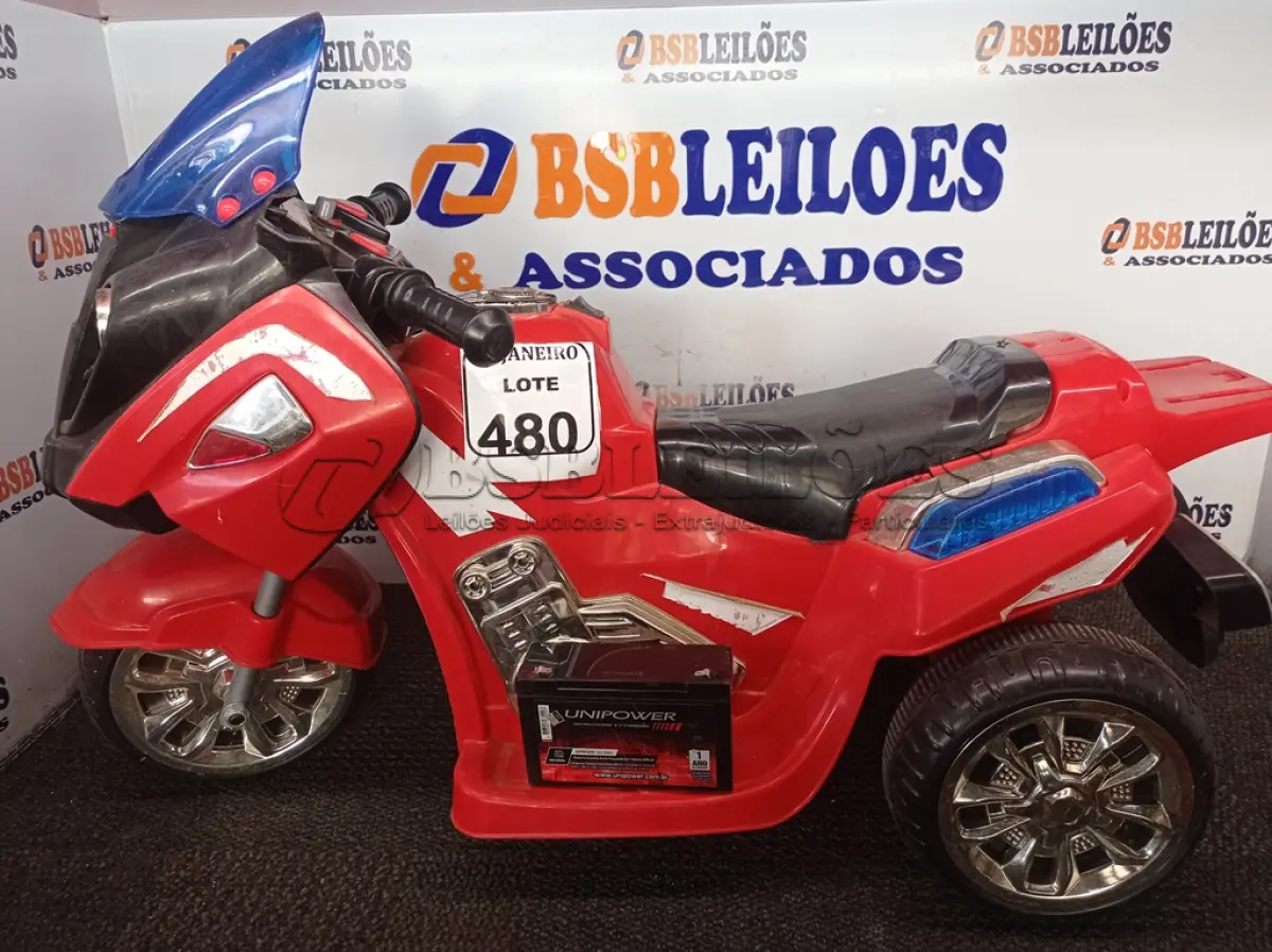 LOTE 480 - 01 TRICICLO INFANTIL ELÉTRICO. (NO ESTADO) ATENÇÃO! FAZER A VISITAÇÃO ANTES DE ARREMATAR, NÃO SABEMOS SE FUNCIONA. LEILÃO NÃO TEM GARANTIA E NEM DEVOLUÇÃO, SUJEITO A POSSÍVEIS AVARIAS VISÍVEIS/OCULTAS E/OU AUSÊNCIA DE COMPONENTES.