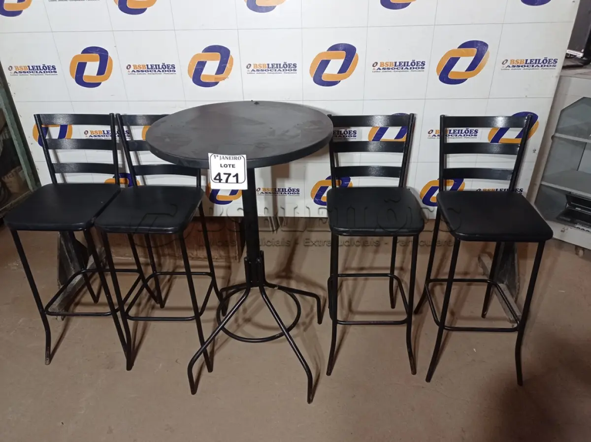 LOTE 471 - 01 MESA BISTRÔ C/04 BANQUETAS. (NO ESTADO) ATENÇÃO! FAZER A VISITAÇÃO ANTES DE ARREMATAR, NÃO SABEMOS SE FUNCIONA. LEILÃO NÃO TEM GARANTIA E NEM DEVOLUÇÃO, SUJEITO A POSSÍVEIS AVARIAS VISÍVEIS/OCULTAS E/OU AUSÊNCIA DE COMPONENTES.