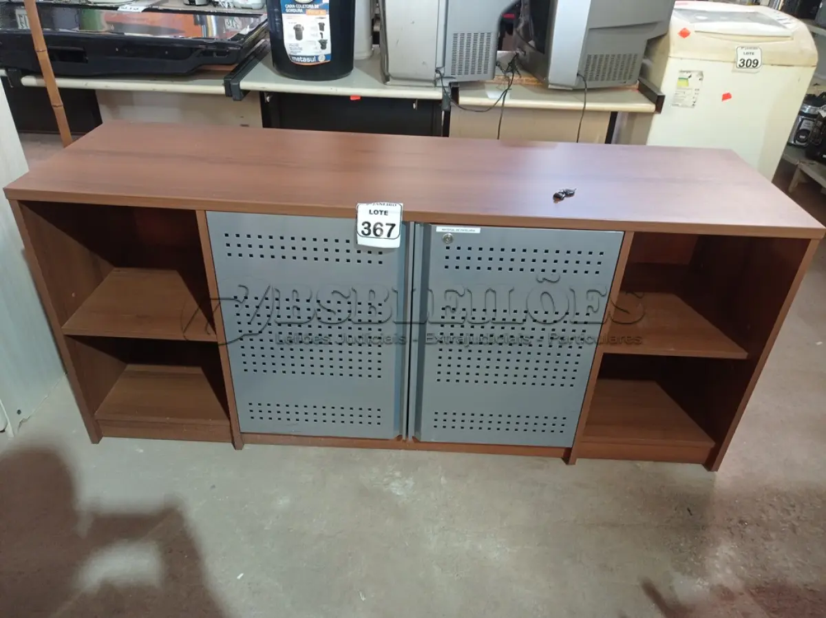 LOTE 367 - 01 RACK EM MADEIRA COM 02 PORTAS PARA ESCRITÓRIO. (NO ESTADO) ATENÇÃO! FAZER A VISITAÇÃO ANTES DE ARREMATAR, NÃO SABEMOS SE FUNCIONA. LEILÃO NÃO TEM GARANTIA E NEM DEVOLUÇÃO, SUJEITO A POSSÍVEIS AVARIAS VISÍVEIS/OCULTAS E/OU AUSÊNCIA DE COMPONENTES.
