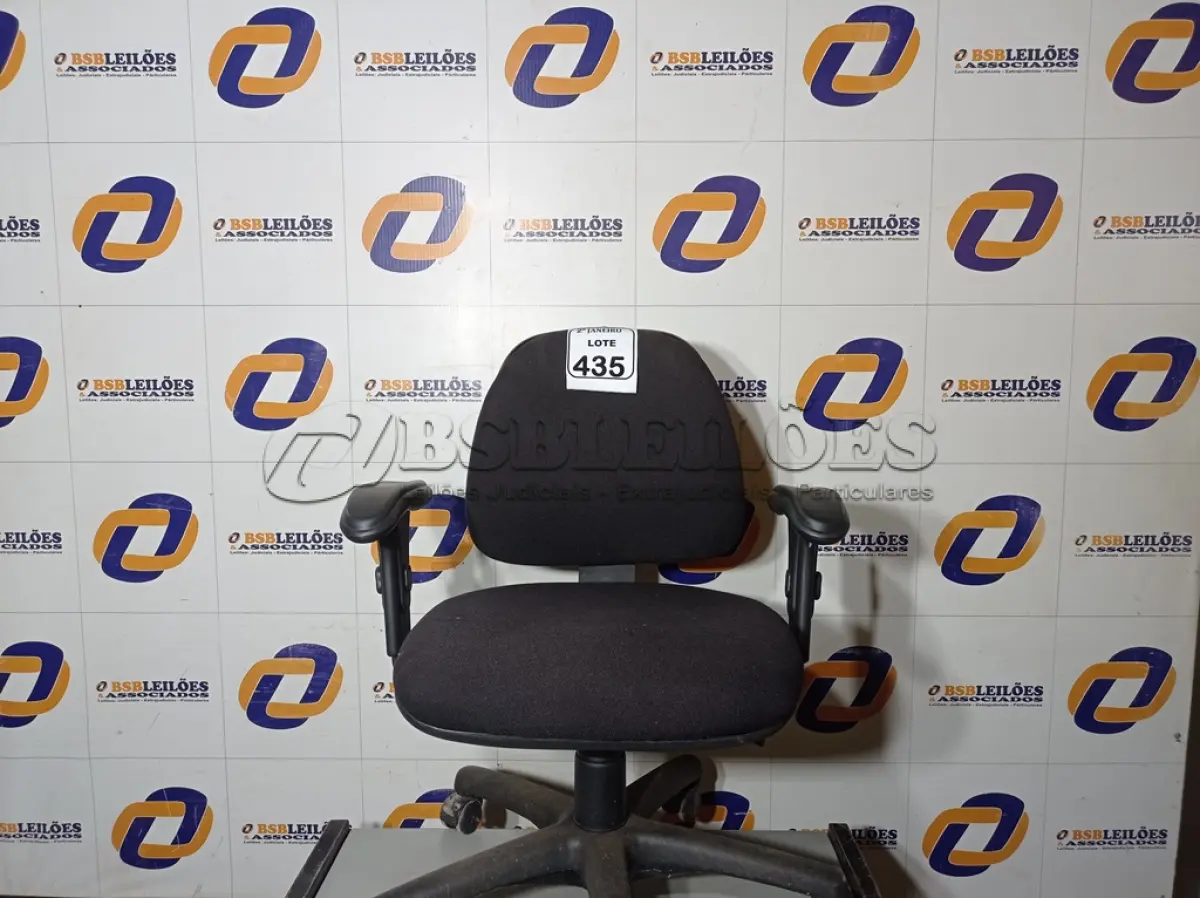 LOTE 435 - 01 CADEIRA DE ESCRITÓRIO GIRATÓRIA. (NO ESTADO) ATENÇÃO! FAZER A VISITAÇÃO ANTES DE ARREMATAR, NÃO SABEMOS SE FUNCIONA. LEILÃO NÃO TEM GARANTIA E NEM DEVOLUÇÃO, SUJEITO A POSSÍVEIS AVARIAS VISÍVEIS/OCULTAS E/OU AUSÊNCIA DE COMPONENTES.