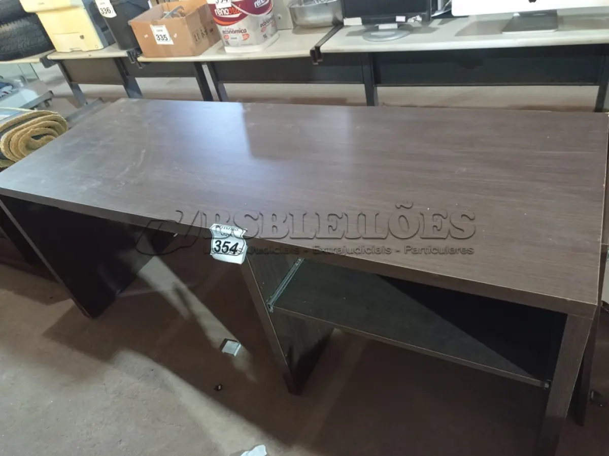 LOTE 354 - 01 MESA EM MADEIRA. (NO ESTADO) ATENÇÃO! FAZER A VISITAÇÃO ANTES DE ARREMATAR, NÃO SABEMOS SE FUNCIONA. LEILÃO NÃO TEM GARANTIA E NEM DEVOLUÇÃO, SUJEITO A POSSÍVEIS AVARIAS VISÍVEIS/OCULTAS E/OU AUSÊNCIA DE COMPONENTES.