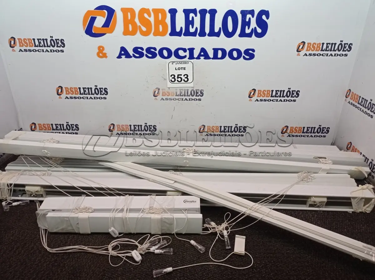 LOTE 353 - 04 PERSIANAS PARA JANELAS TAMANHOS DIVERSOS. (NO ESTADO) ATENÇÃO! FAZER A VISITAÇÃO ANTES DE ARREMATAR, NÃO SABEMOS SE FUNCIONA. LEILÃO NÃO TEM GARANTIA E NEM DEVOLUÇÃO, SUJEITO A POSSÍVEIS AVARIAS VISÍVEIS/OCULTAS E/OU AUSÊNCIA DE COMPONENTES.