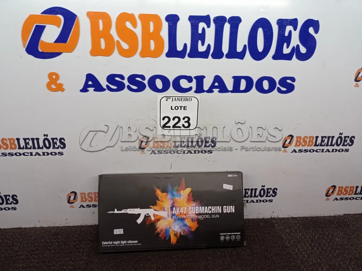 LOTE 223 - 01 AK 47 SUBMACHINI GUN BOLINHA DE GEL. (NOVO)(NO ESTADO) ATENÇÃO! FAZER A VISITAÇÃO ANTES DE ARREMATAR, NÃO SABEMOS SE FUNCIONA. LEILÃO NÃO TEM GARANTIA E NEM DEVOLUÇÃO, SUJEITO A POSSÍVEIS AVARIAS VISÍVEIS/OCULTAS E/OU AUSÊNCIA DE COMPONENTES.