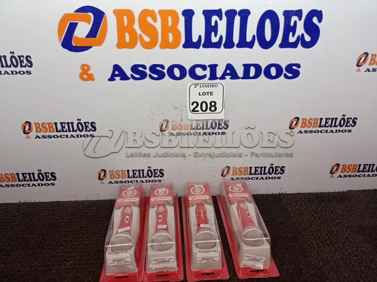 LOTE 208 - 04 MICROFONES SEMI PROFISSIONAL. (NO ESTADO) ATENÇÃO! FAZER A VISITAÇÃO ANTES DE ARREMATAR, NÃO SABEMOS SE FUNCIONA. LEILÃO NÃO TEM GARANTIA E NEM DEVOLUÇÃO, SUJEITO A POSSÍVEIS AVARIAS VISÍVEIS/OCULTAS E/OU AUSÊNCIA DE COMPONENTES.