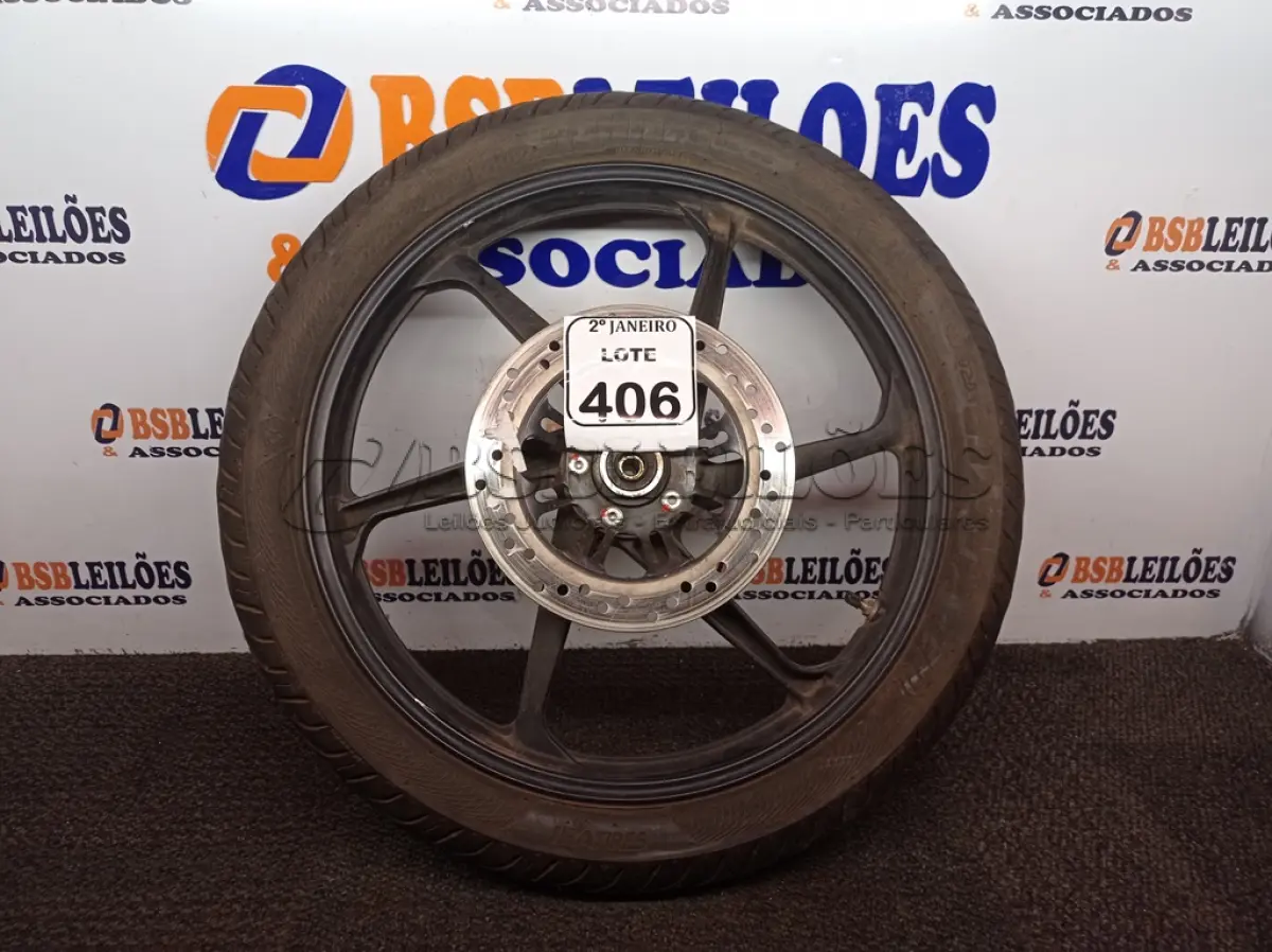 LOTE 406 - 01 RODA P/MOTO COM PNEU E CÂMARA DE AR, ARO “18. PARA HONDA 150 E 160 CILINDRADAS. (NO ESTADO) ATENÇÃO! FAZER A VISITAÇÃO ANTES DE ARREMATAR, NÃO SABEMOS SE FUNCIONA. LEILÃO NÃO TEM GARANTIA E NEM DEVOLUÇÃO, SUJEITO A POSSÍVEIS AVARIAS VISÍVEIS/OCULTAS E/OU AUSÊNCIA DE COMPONENTES.