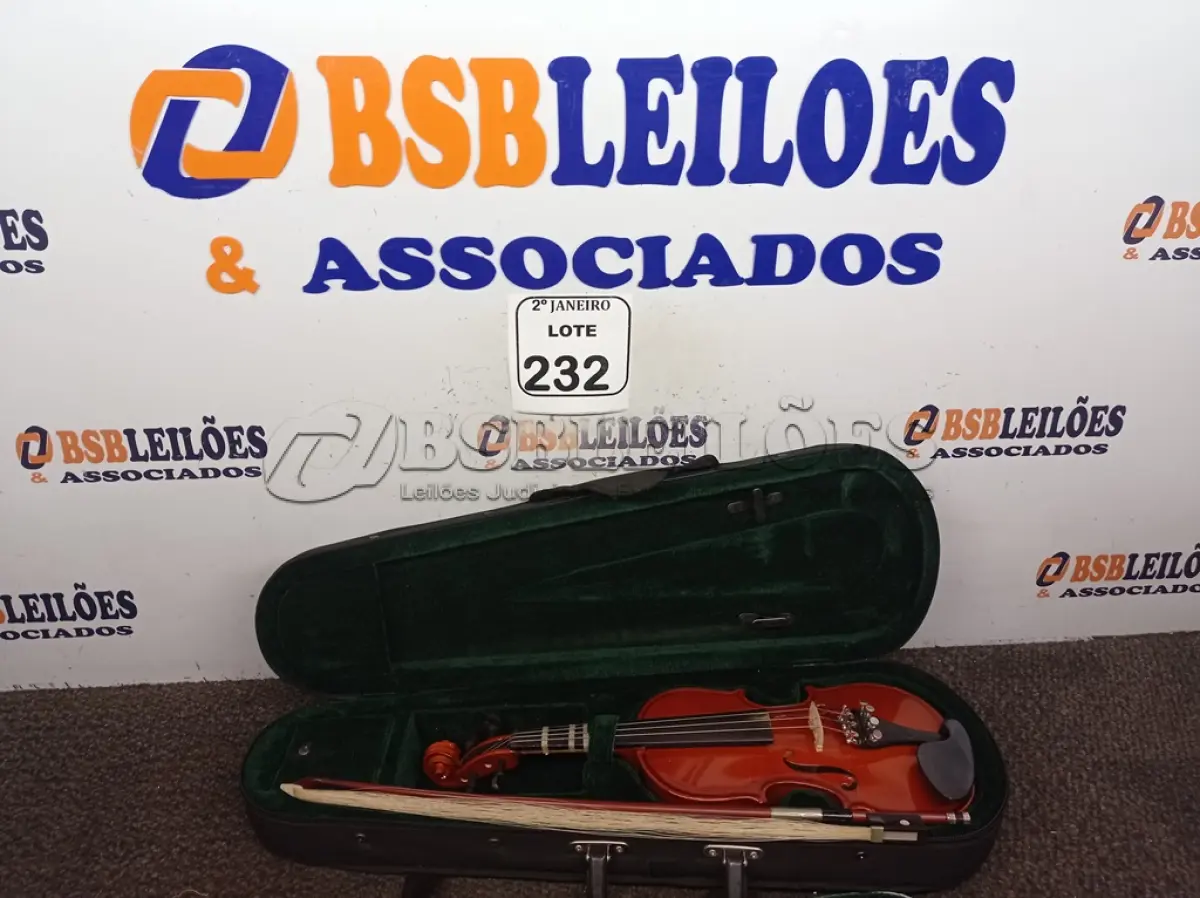 LOTE 232 - 01 VIOLINO MICHEL C/ MALETA. (NO ESTADO) ATENÇÃO! FAZER A VISITAÇÃO ANTES DE ARREMATAR, NÃO SABEMOS SE FUNCIONA. LEILÃO NÃO TEM GARANTIA E NEM DEVOLUÇÃO, SUJEITO A POSSÍVEIS AVARIAS VISÍVEIS/OCULTAS E/OU AUSÊNCIA DE COMPONENTES.