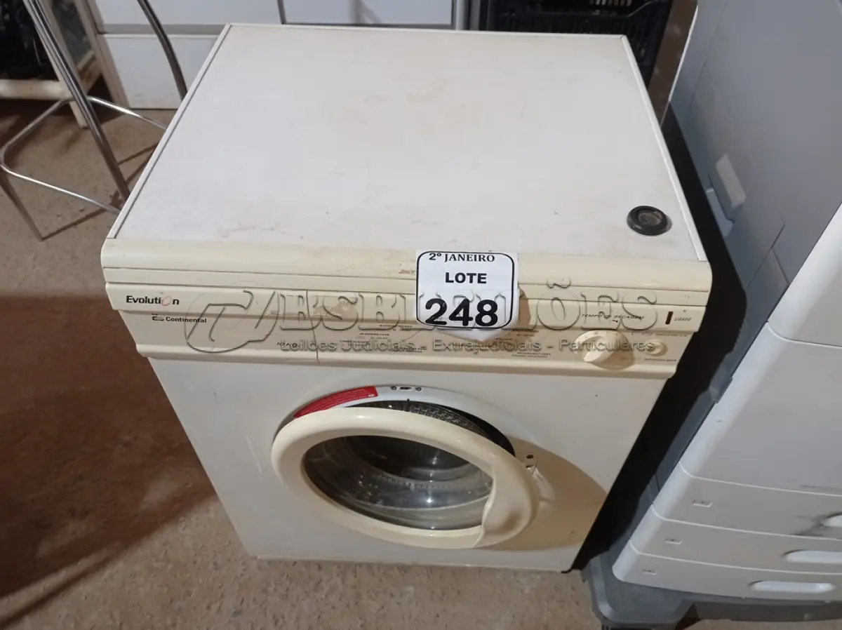 LOTE 248 - 01 MÁQUINA DE LAVAR ROUPAS EVOLUTION. (NO ESTADO) ATENÇÃO! FAZER A VISITAÇÃO ANTES DE ARREMATAR, NÃO SABEMOS SE FUNCIONA. LEILÃO NÃO TEM GARANTIA E NEM DEVOLUÇÃO, SUJEITO A POSSÍVEIS AVARIAS VISÍVEIS/OCULTAS E/OU AUSÊNCIA DE COMPONENTES.
