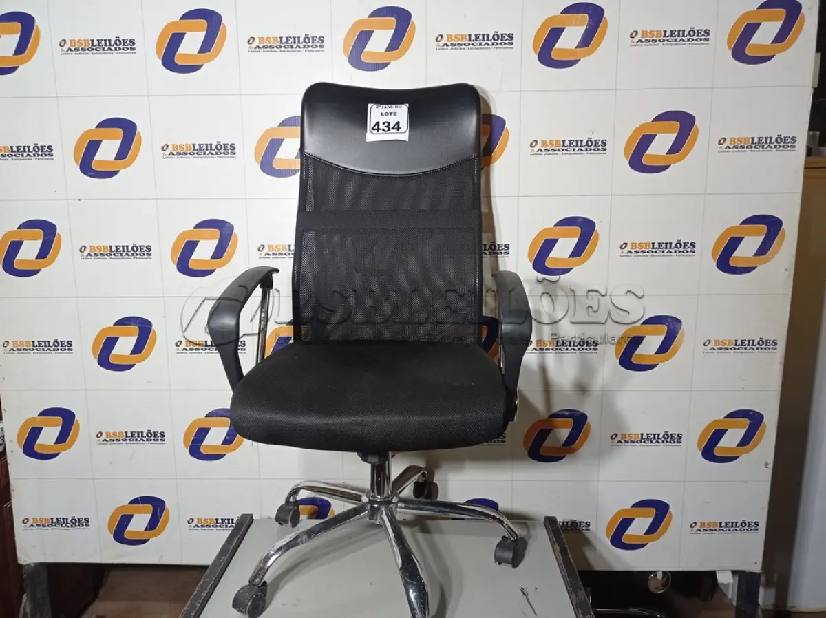 LOTE 434 - 01 CADEIRA DE ESCRITÓRIO COM ESPALDAR ALTO. (NO ESTADO) ATENÇÃO! FAZER A VISITAÇÃO ANTES DE ARREMATAR, NÃO SABEMOS SE FUNCIONA. LEILÃO NÃO TEM GARANTIA E NEM DEVOLUÇÃO, SUJEITO A POSSÍVEIS AVARIAS VISÍVEIS/OCULTAS E/OU AUSÊNCIA DE COMPONENTES.