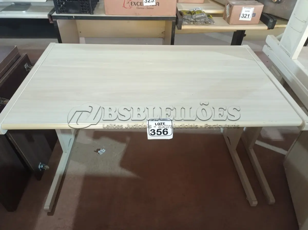 LOTE 356 - 01 MESA EM MADEIRA PARA ESCRITÓRIO. (NO ESTADO) ATENÇÃO! FAZER A VISITAÇÃO ANTES DE ARREMATAR, NÃO SABEMOS SE FUNCIONA. LEILÃO NÃO TEM GARANTIA E NEM DEVOLUÇÃO, SUJEITO A POSSÍVEIS AVARIAS VISÍVEIS/OCULTAS E/OU AUSÊNCIA DE COMPONENTES.