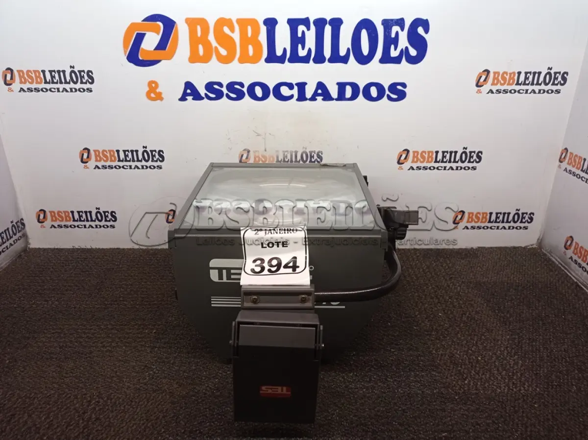 LOTE 394 - 01 RETROPROJETOR ANTIGO. (NO ESTADO) ATENÇÃO! FAZER A VISITAÇÃO ANTES DE ARREMATAR, NÃO SABEMOS SE FUNCIONA. LEILÃO NÃO TEM GARANTIA E NEM DEVOLUÇÃO, SUJEITO A POSSÍVEIS AVARIAS VISÍVEIS/OCULTAS E/OU AUSÊNCIA DE COMPONENTES.