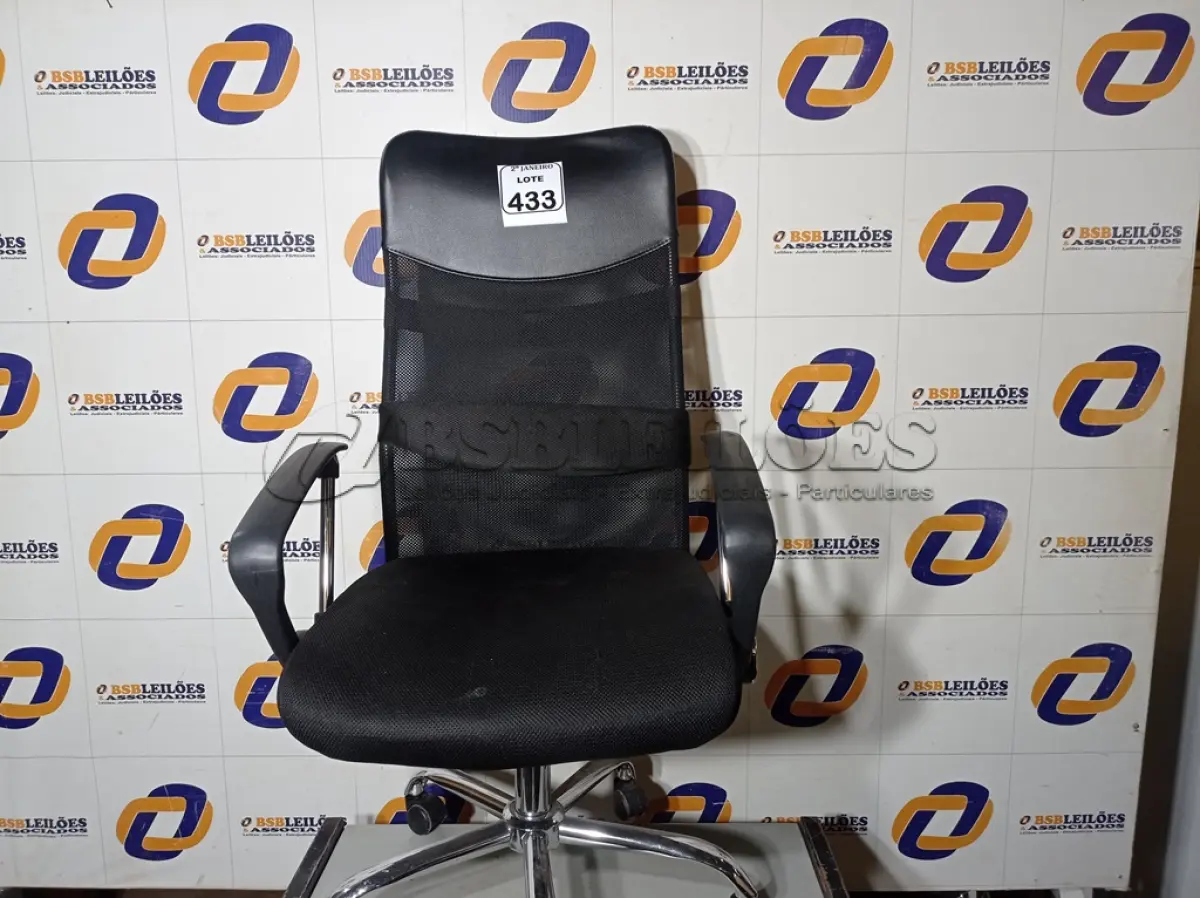 LOTE 433 - 01 CADEIRA DE ESCRITÓRIO COM ESPALDAR ALTO. (NO ESTADO) ATENÇÃO! FAZER A VISITAÇÃO ANTES DE ARREMATAR, NÃO SABEMOS SE FUNCIONA. LEILÃO NÃO TEM GARANTIA E NEM DEVOLUÇÃO, SUJEITO A POSSÍVEIS AVARIAS VISÍVEIS/OCULTAS E/OU AUSÊNCIA DE COMPONENTES.