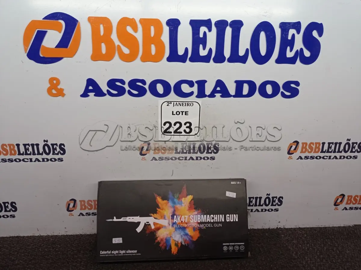 LOTE 223 - 01 AK 47 SUBMACHINI GUN BOLINHA DE GEL. (NOVO)(NO ESTADO) ATENÇÃO! FAZER A VISITAÇÃO ANTES DE ARREMATAR, NÃO SABEMOS SE FUNCIONA. LEILÃO NÃO TEM GARANTIA E NEM DEVOLUÇÃO, SUJEITO A POSSÍVEIS AVARIAS VISÍVEIS/OCULTAS E/OU AUSÊNCIA DE COMPONENTES.