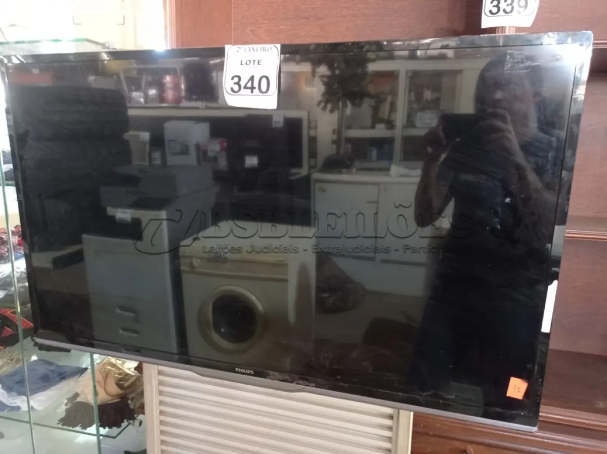 LOTE 340 - 01 TV PHILIPS SEM CONTROLE 46”. (NO ESTADO) ATENÇÃO! FAZER A VISITAÇÃO ANTES DE ARREMATAR, NÃO SABEMOS SE FUNCIONA. LEILÃO NÃO TEM GARANTIA E NEM DEVOLUÇÃO, SUJEITO A POSSÍVEIS AVARIAS VISÍVEIS/OCULTAS E/OU AUSÊNCIA DE COMPONENTES.