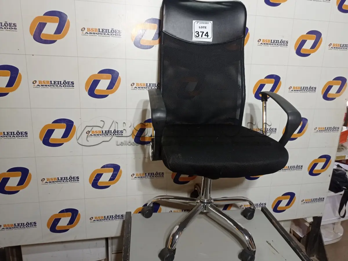 LOTE 374 - 01 CADEIRA GIRATÓRIA PARA ESCRITÓRIO COM ESPALDAR ALTO. (NO ESTADO) ATENÇÃO! FAZER A VISITAÇÃO ANTES DE ARREMATAR, NÃO SABEMOS SE FUNCIONA. LEILÃO NÃO TEM GARANTIA E NEM DEVOLUÇÃO, SUJEITO A POSSÍVEIS AVARIAS VISÍVEIS/OCULTAS E/OU AUSÊNCIA DE COMPONENTES.